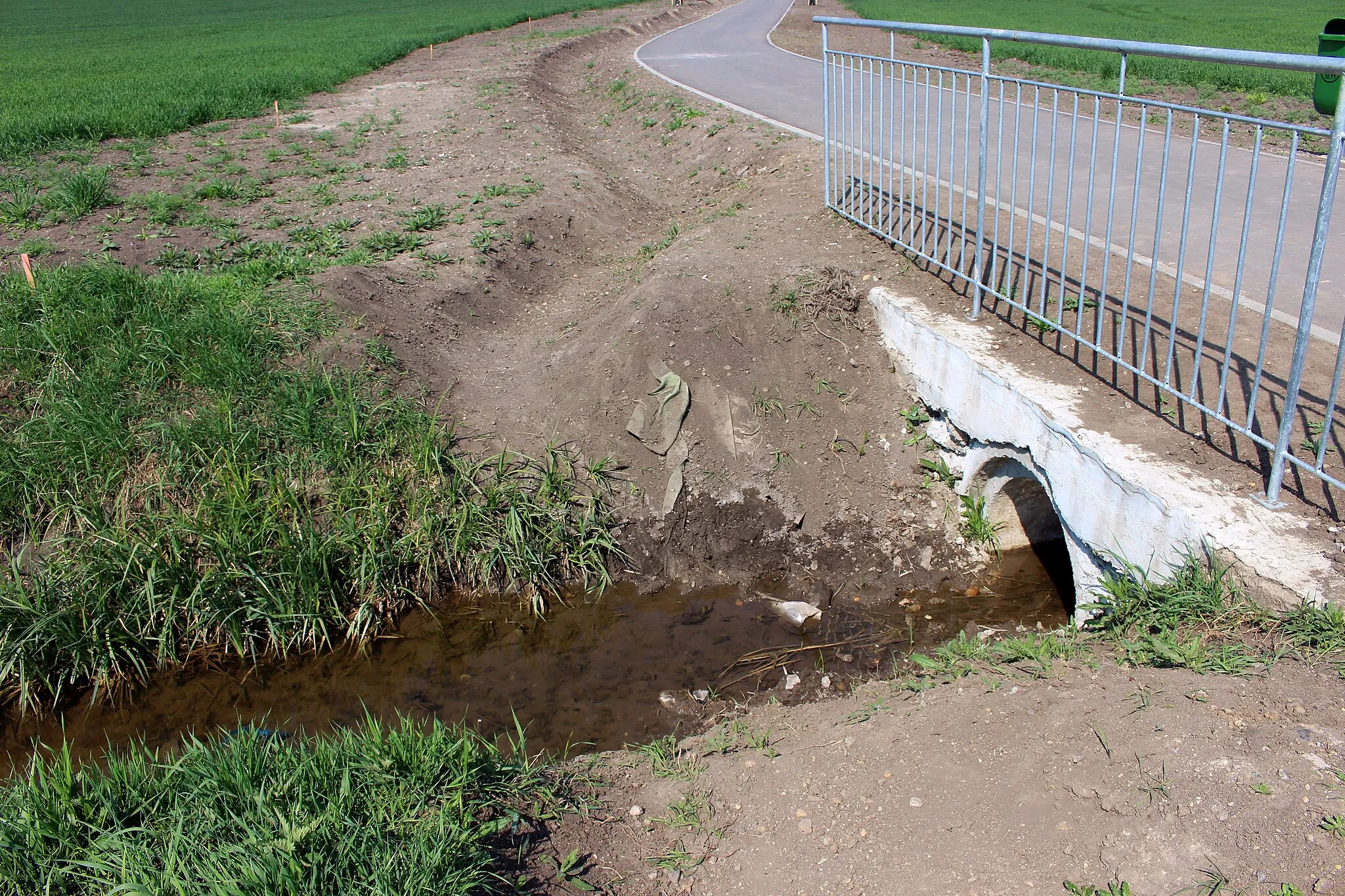 Photo showing: Cyklostezka mezi Mratínem a Novou Vsí (okres Praha-východ), můstek přes potok Vysušil