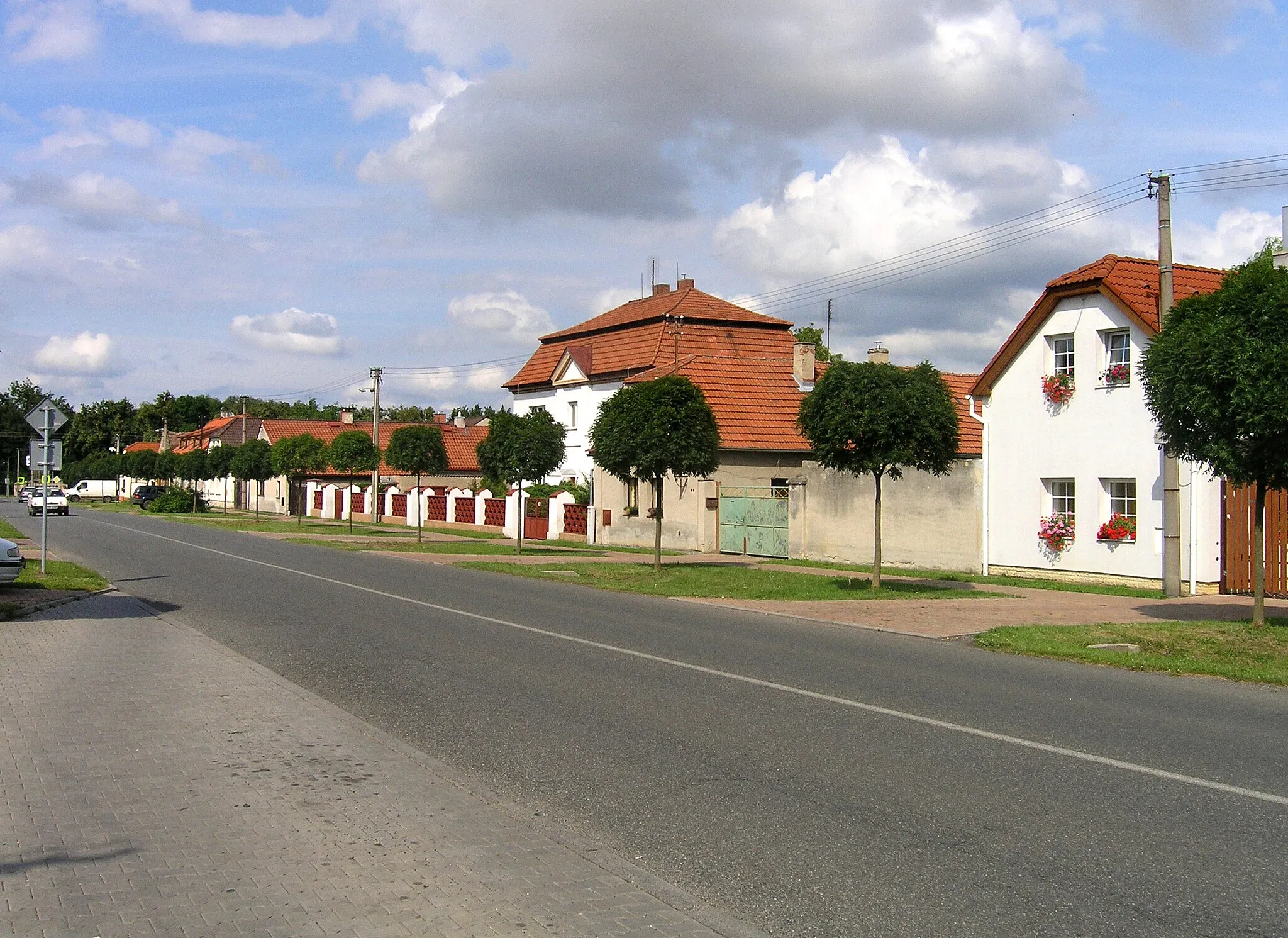 Photo showing: Hlavní street in Měšice, Czech Republic