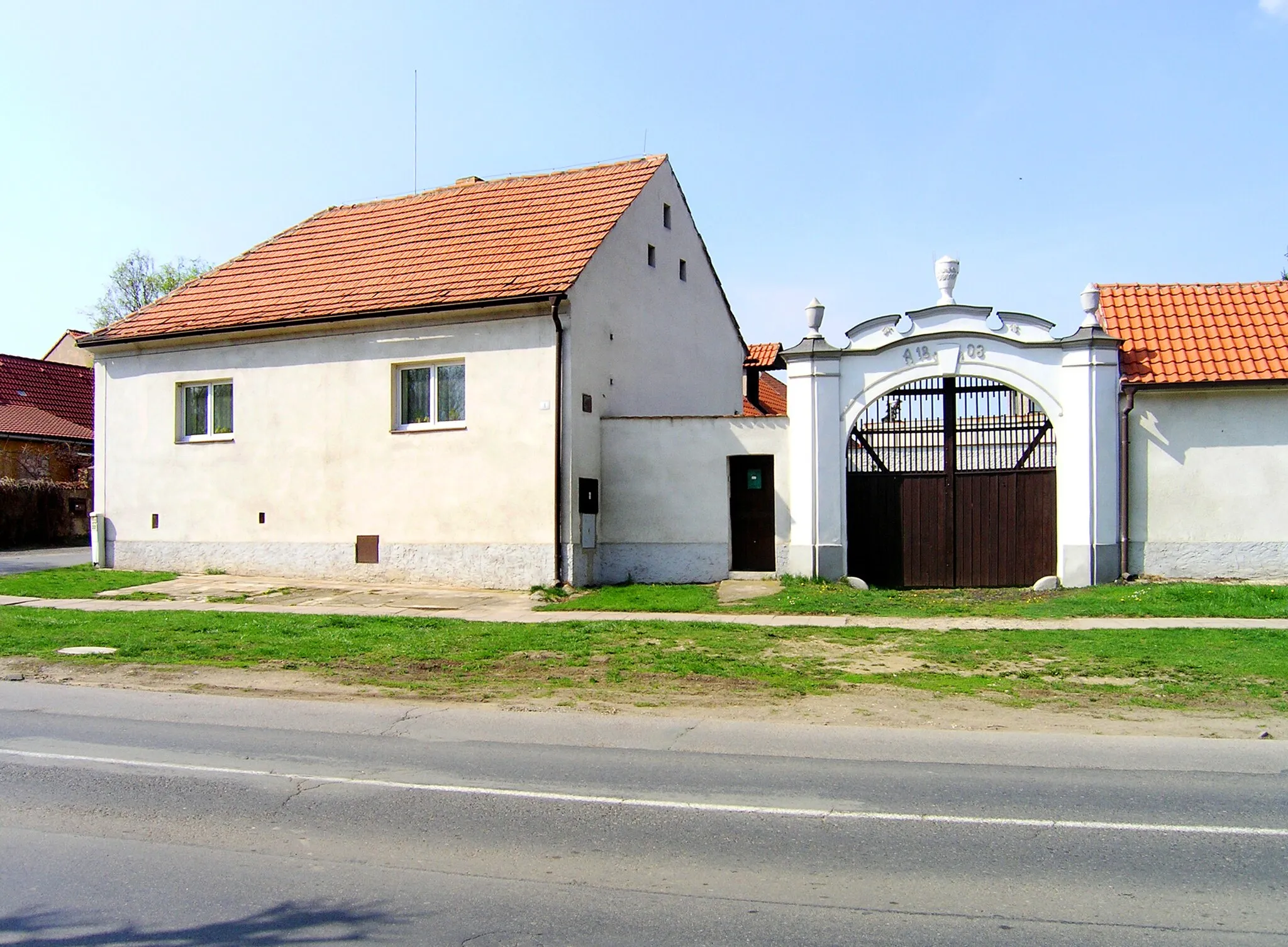 Photo showing: Old farm in Kostelecká street in Mratín, Czech Republic
