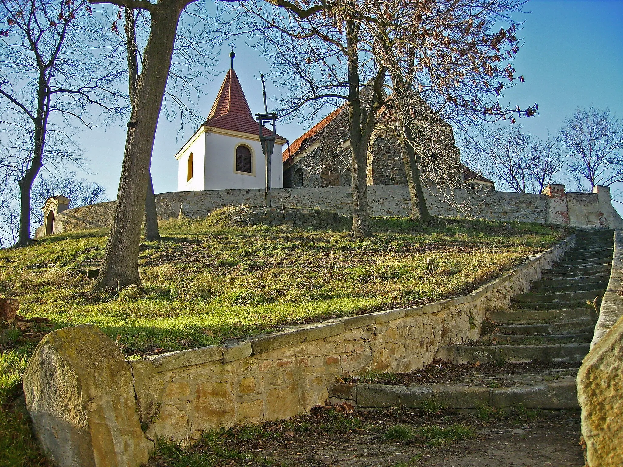 Photo showing: Kostel sv. Bartoloměje ve středočeském Mochově.