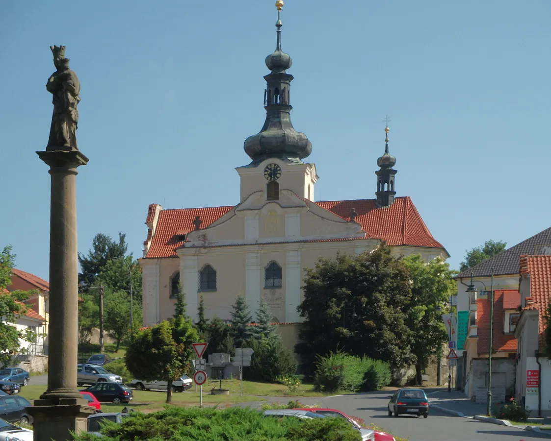 Photo showing: Kostel Mnichovice, náměstí