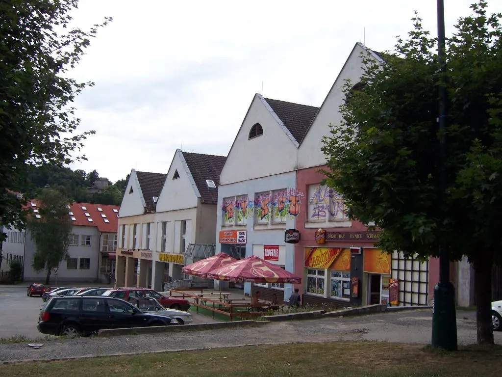Photo showing: Mnichovice, shopping center Mnichovka