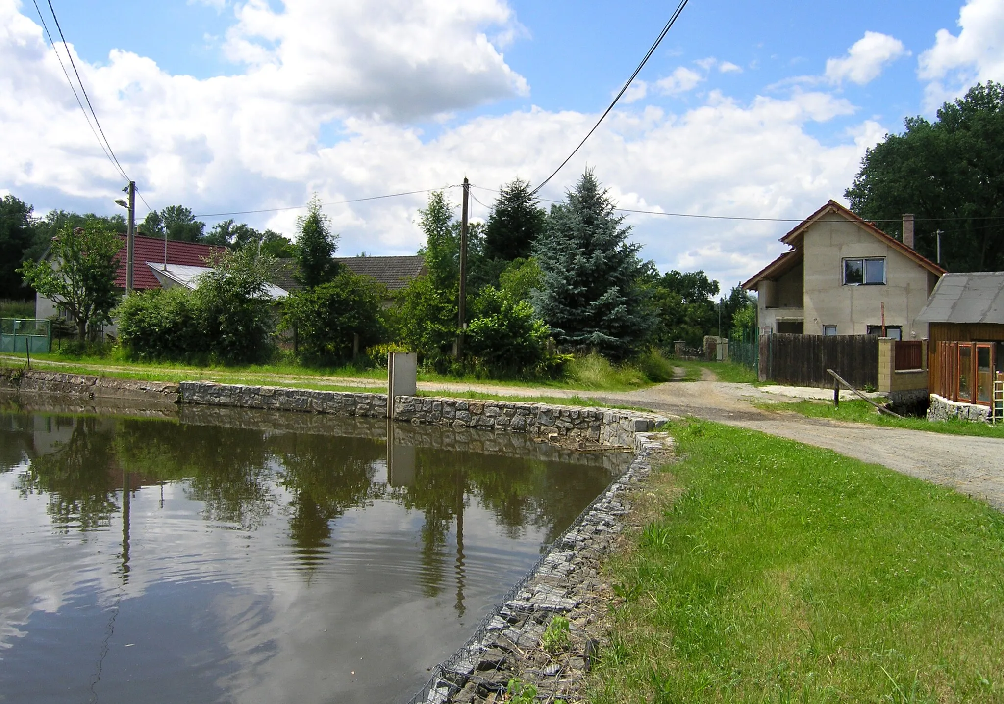 Photo showing: Small pond in Čenětice, part of Křížkový Újezdec municipality, Czech Republic