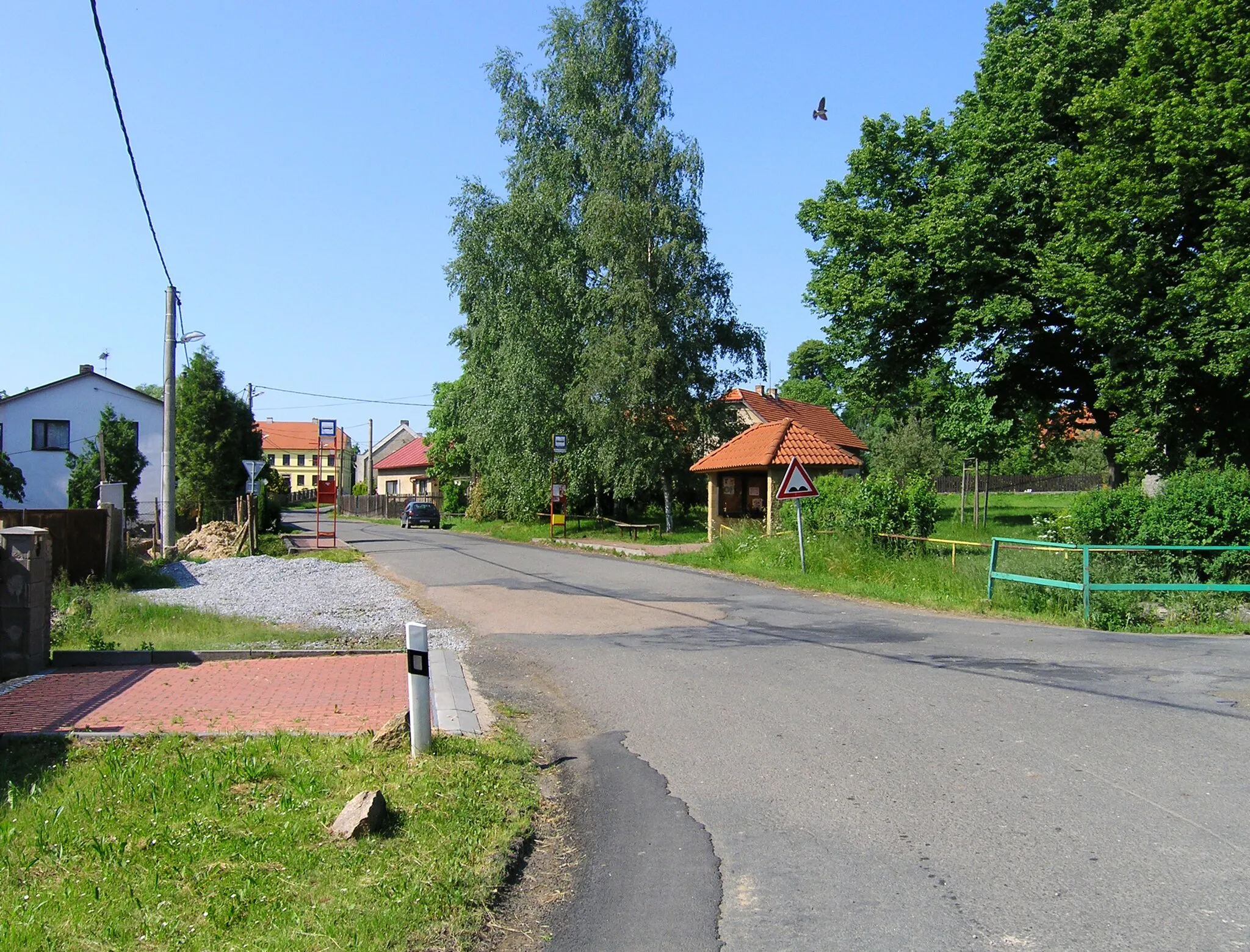 Photo showing: Bus stop in Křížkový Újezdec, Czech Republic. Road to Čenětice.