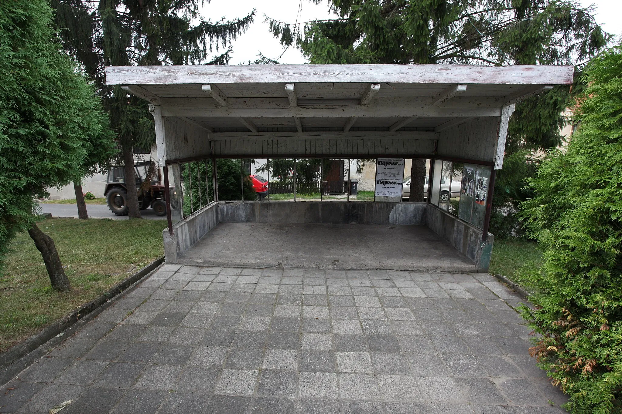 Photo showing: Kostelní Hlavno, autobusová zastávka u kostela