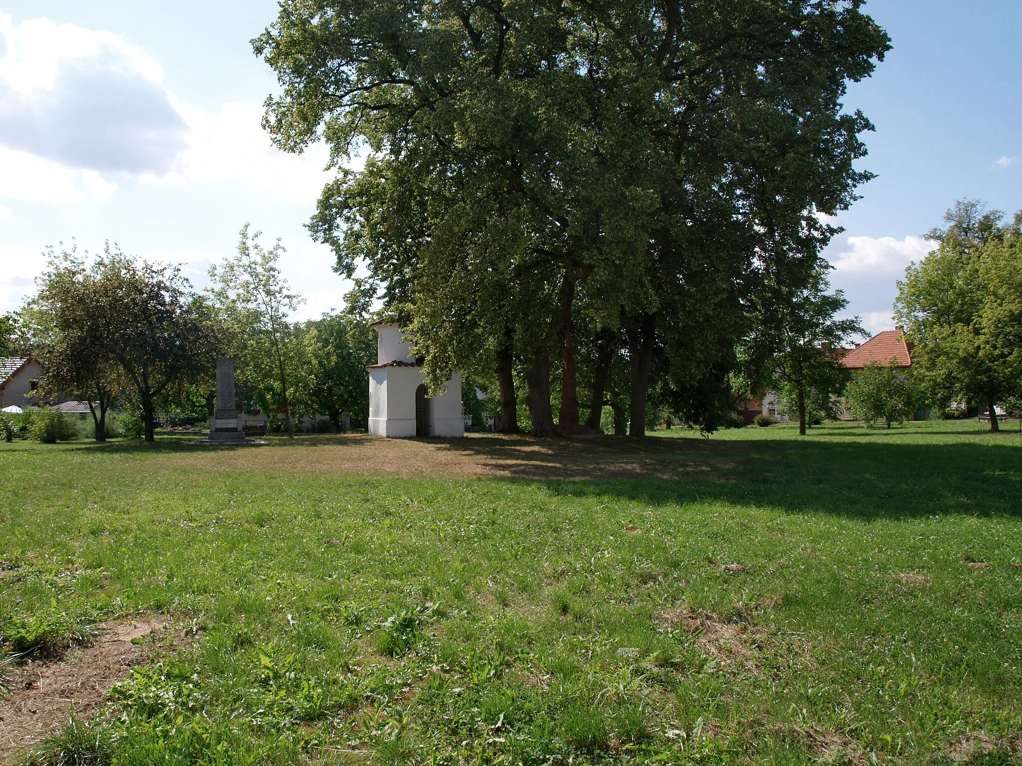 Photo showing: Village square/green in Svatbín (part of town Kostelec nad Černými lesy, Czech Republic)