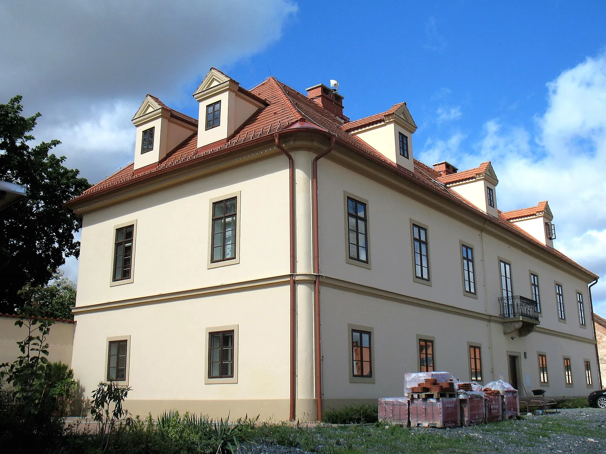Photo showing: Castle in farmyard Drasty, cultural monument near Prague.
