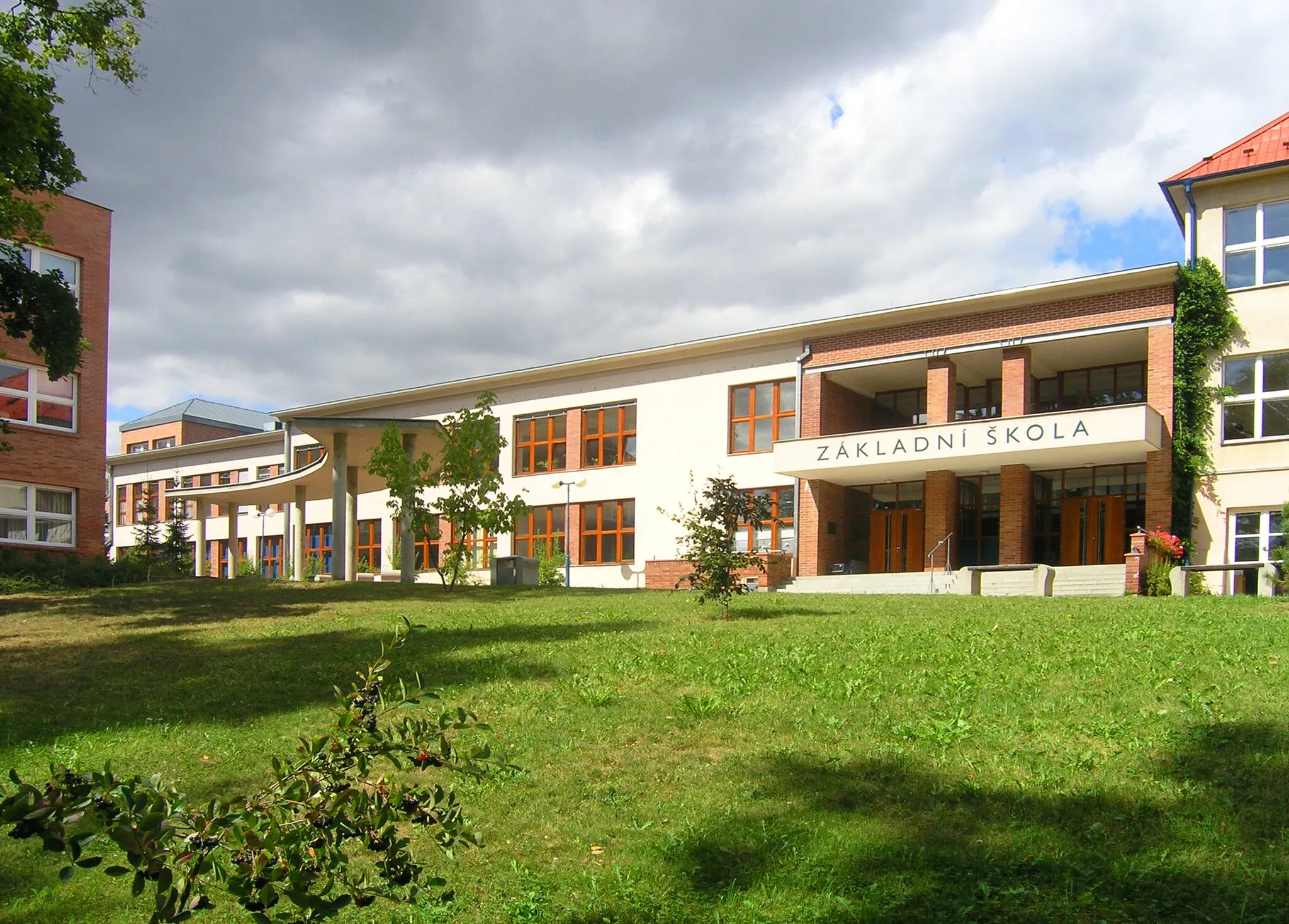 Photo showing: Elementary school in Kamenice, Czech Republic