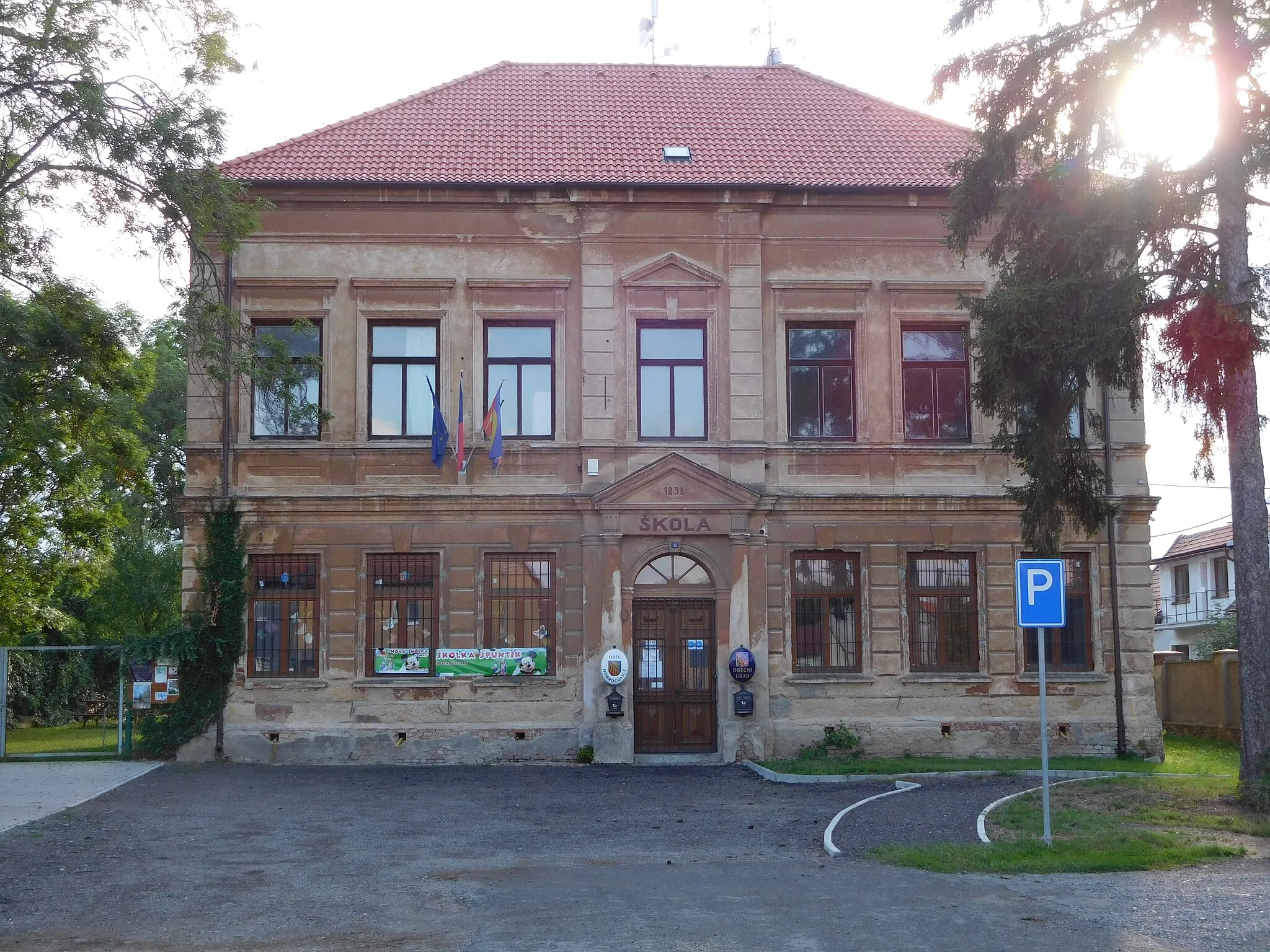 Photo showing: Dobročovice 38, obecní úřad a mateřská škola