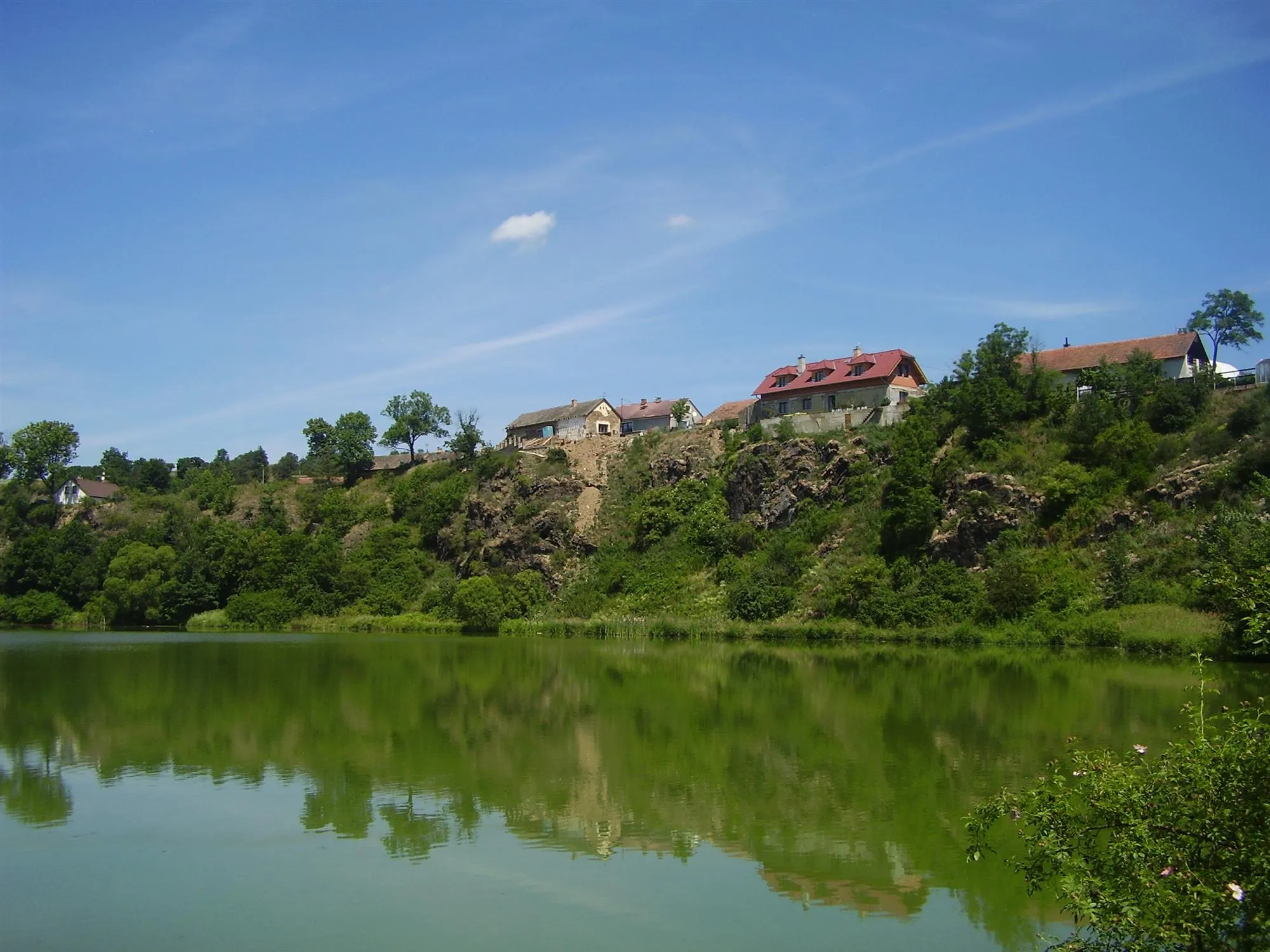 Photo showing: Pond and part of Bojanovice - Malá Lečice in Central Bohemian Region, Prague-West District