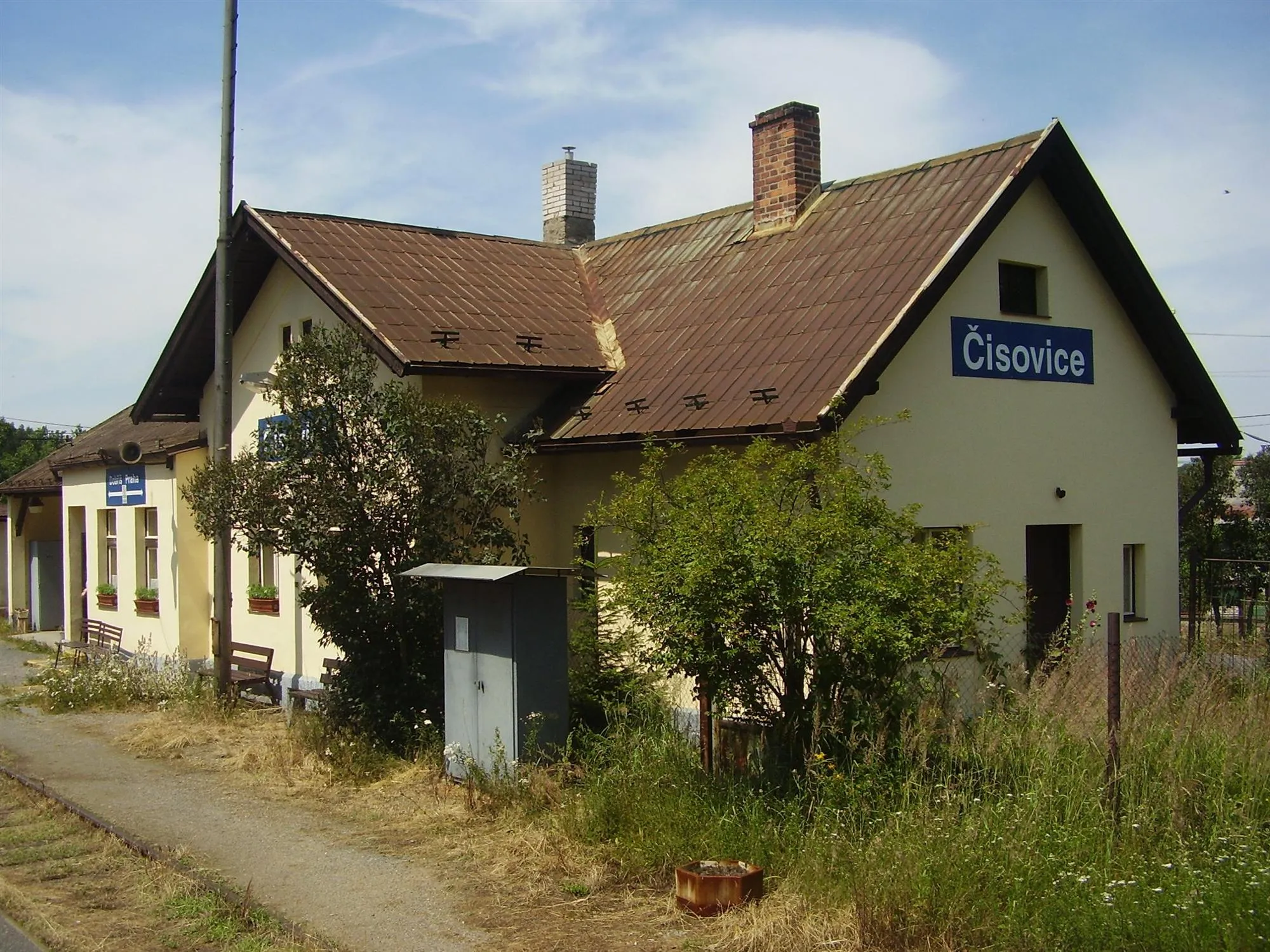 Photo showing: Train station in Čisovice, Central Bohemian Region