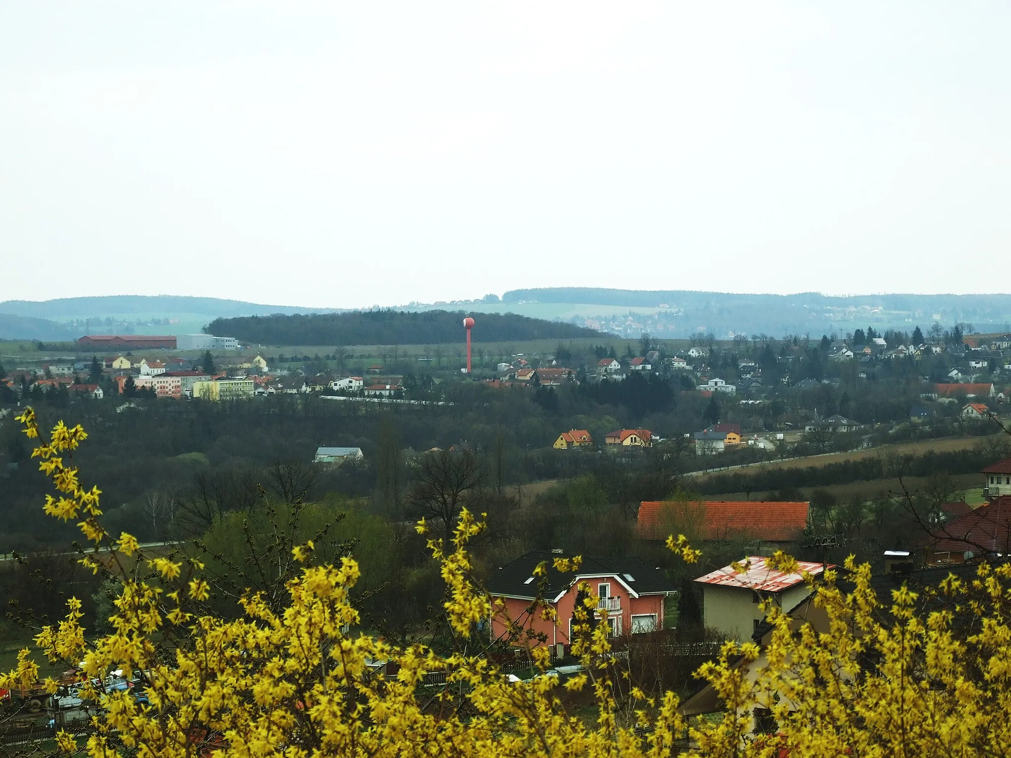 Photo showing: View over Řitka and other villages from Černolice, Central Bohemian region, CZ