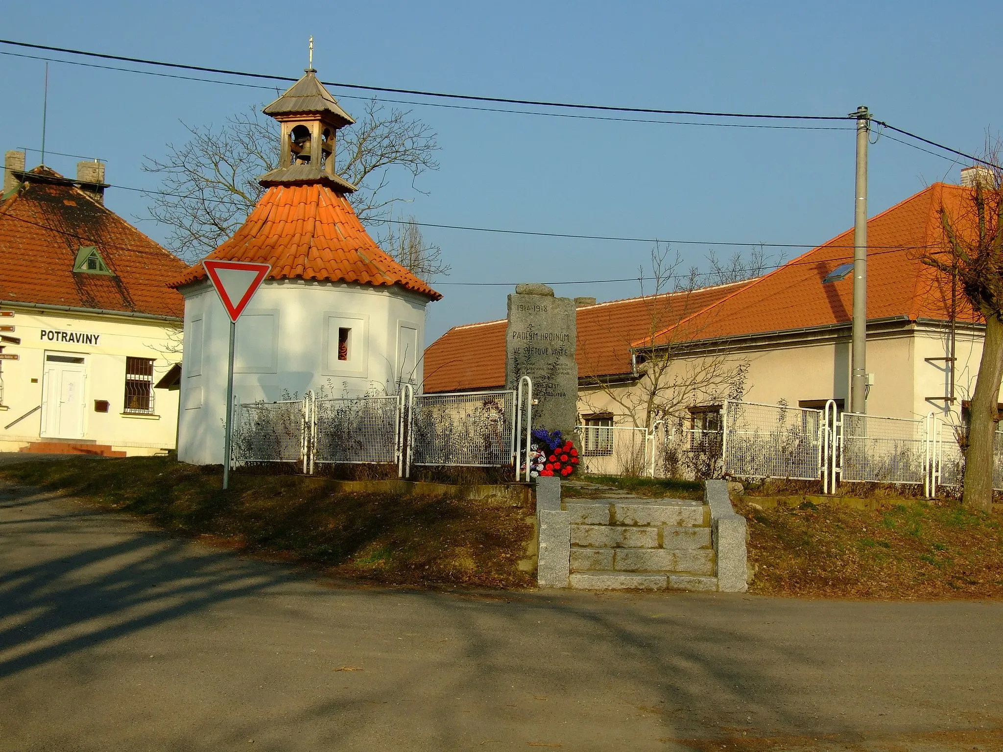 Photo showing: A chapel and World War I memorial in Roblín village, Bohemian Karst protected landscape area, Prague-West District, Central Bohemian Region, CZ