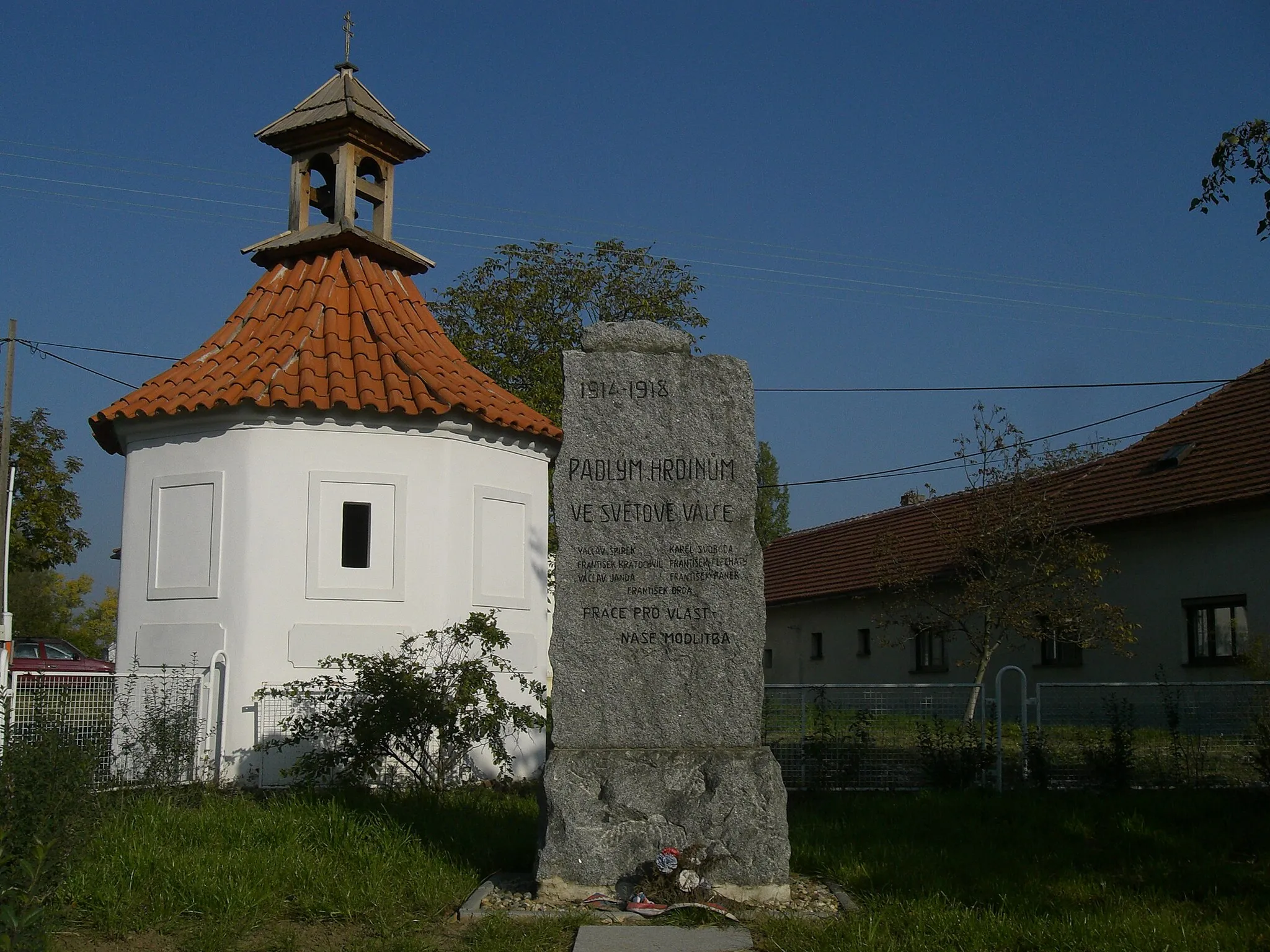 Photo showing: Roblín village in Prague-West District, Czech Republic. WWI memorial.