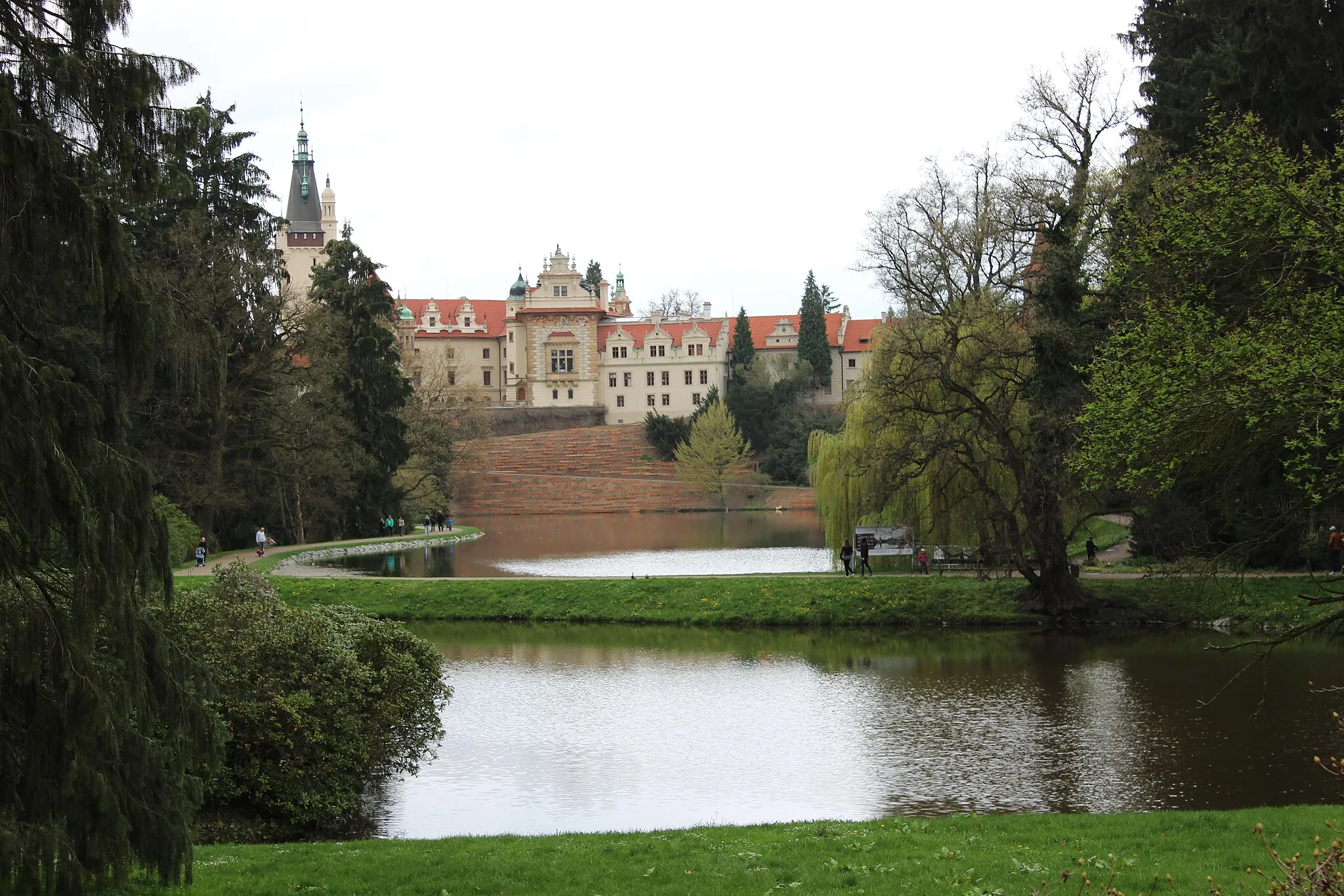 Photo showing: Zámek. Zámecký park Průhonice v okrese Praha-západ ve Středočeském kraji. Česká republika.