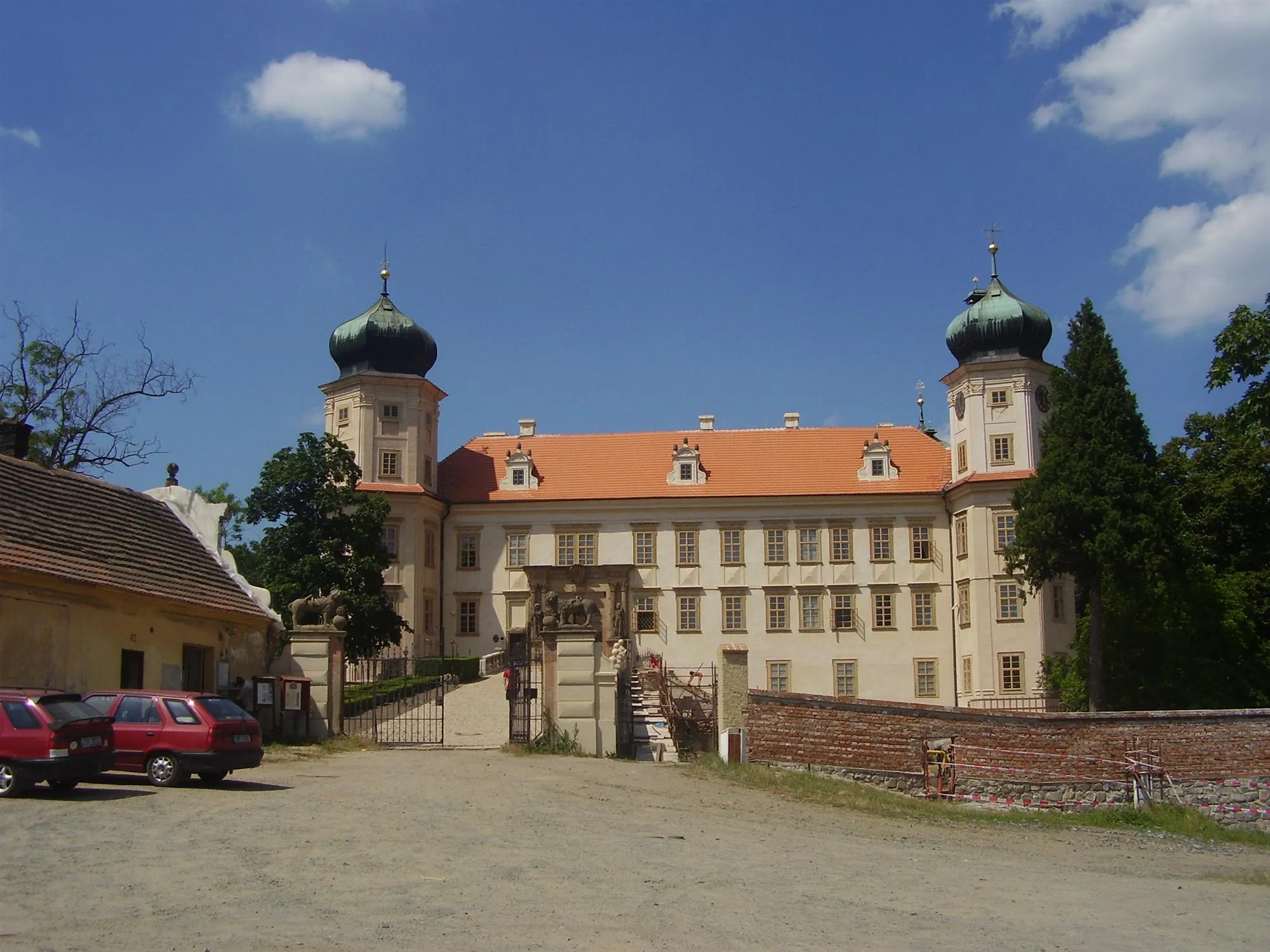 Photo showing: Castel in Mníšek pod Brdy from square