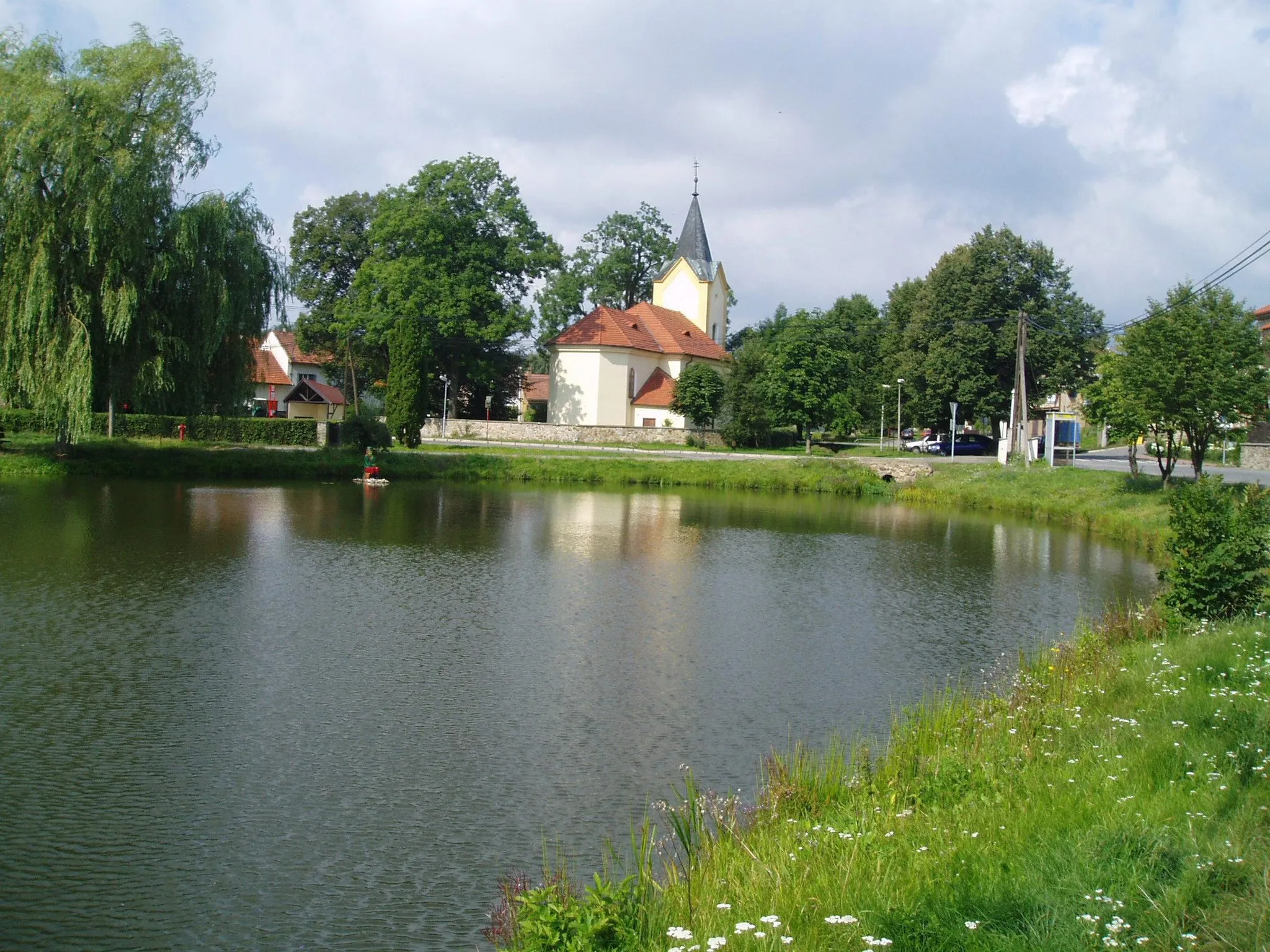 Photo showing: Village green in Kytín with the Church of Assumption of Mary, view from the East