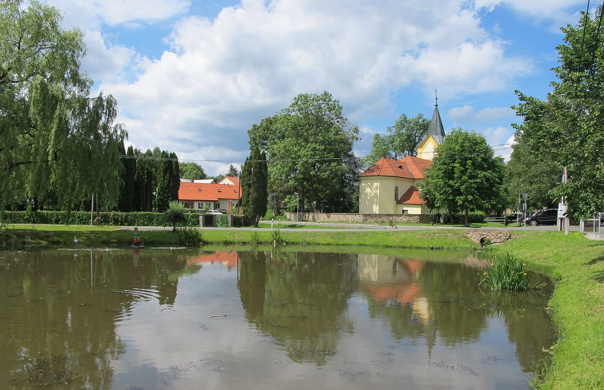 Photo showing: Pond and Church of Assumption of Mary in Kytín in Prague-West District