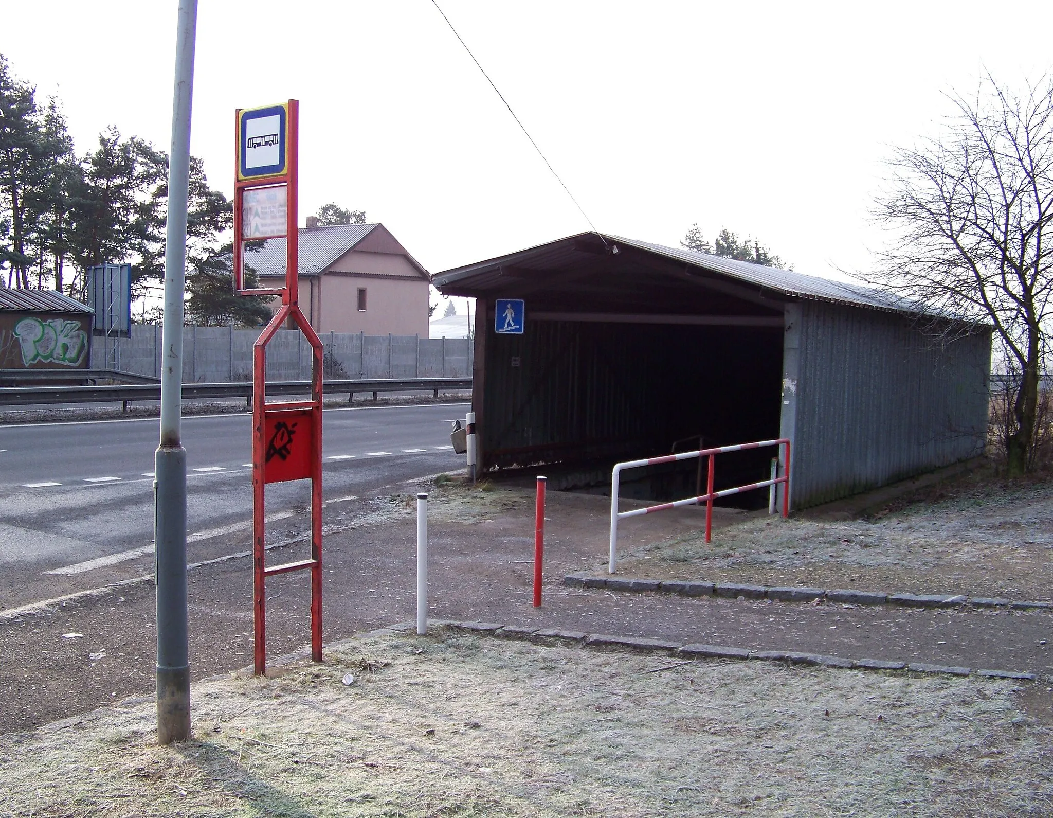 Photo showing: Klínec, Prague-West District, Central Bohemian Region, the Czech Republic. The bus stop "Klínec, škola".