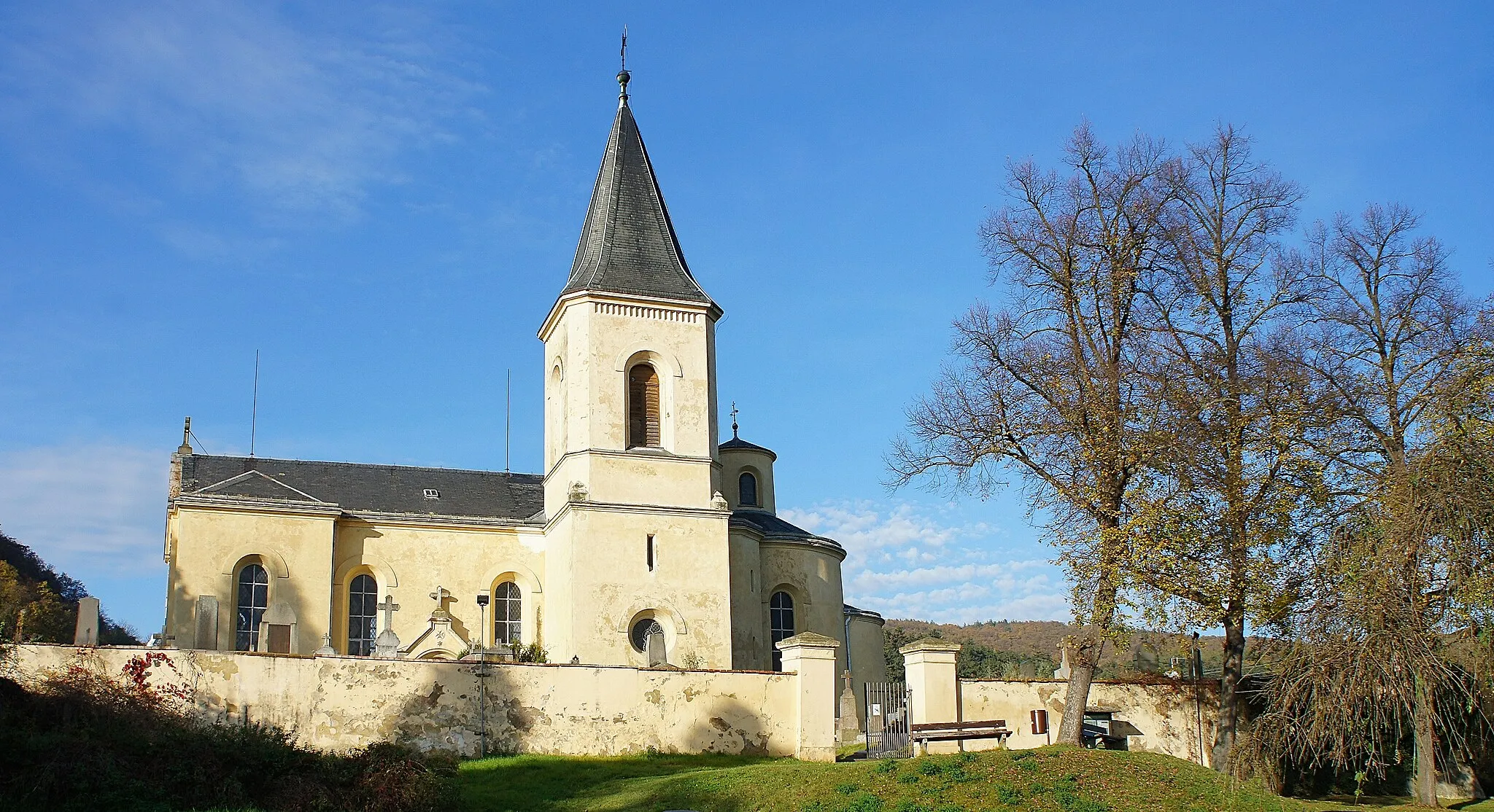 Photo showing: The Saint Martin and Saint Procopius Church in Karlík (Central Bohemian Region, Czechia).