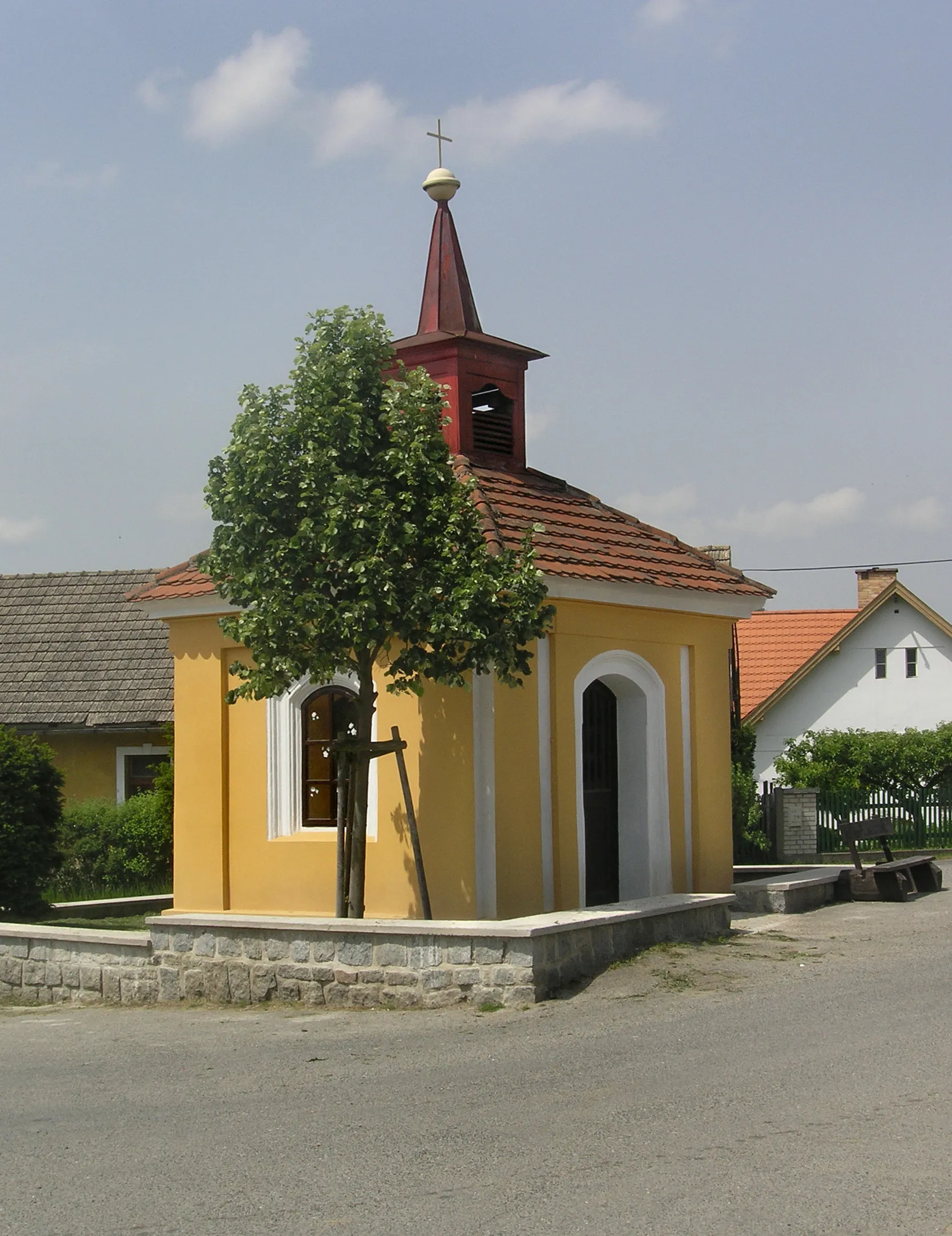 Photo showing: Small chapel in Hostěradice, part of Kamenný Přívoz, Czech Republic
