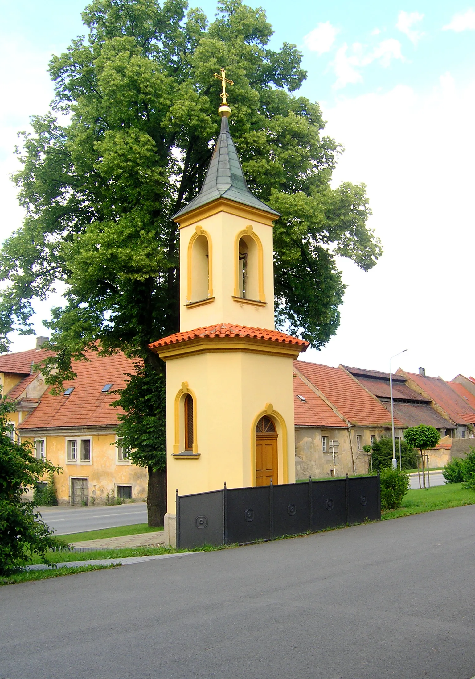 Photo showing: Bell tower at Malé square in Jeneč village, Prague-West District, the Czech Republic