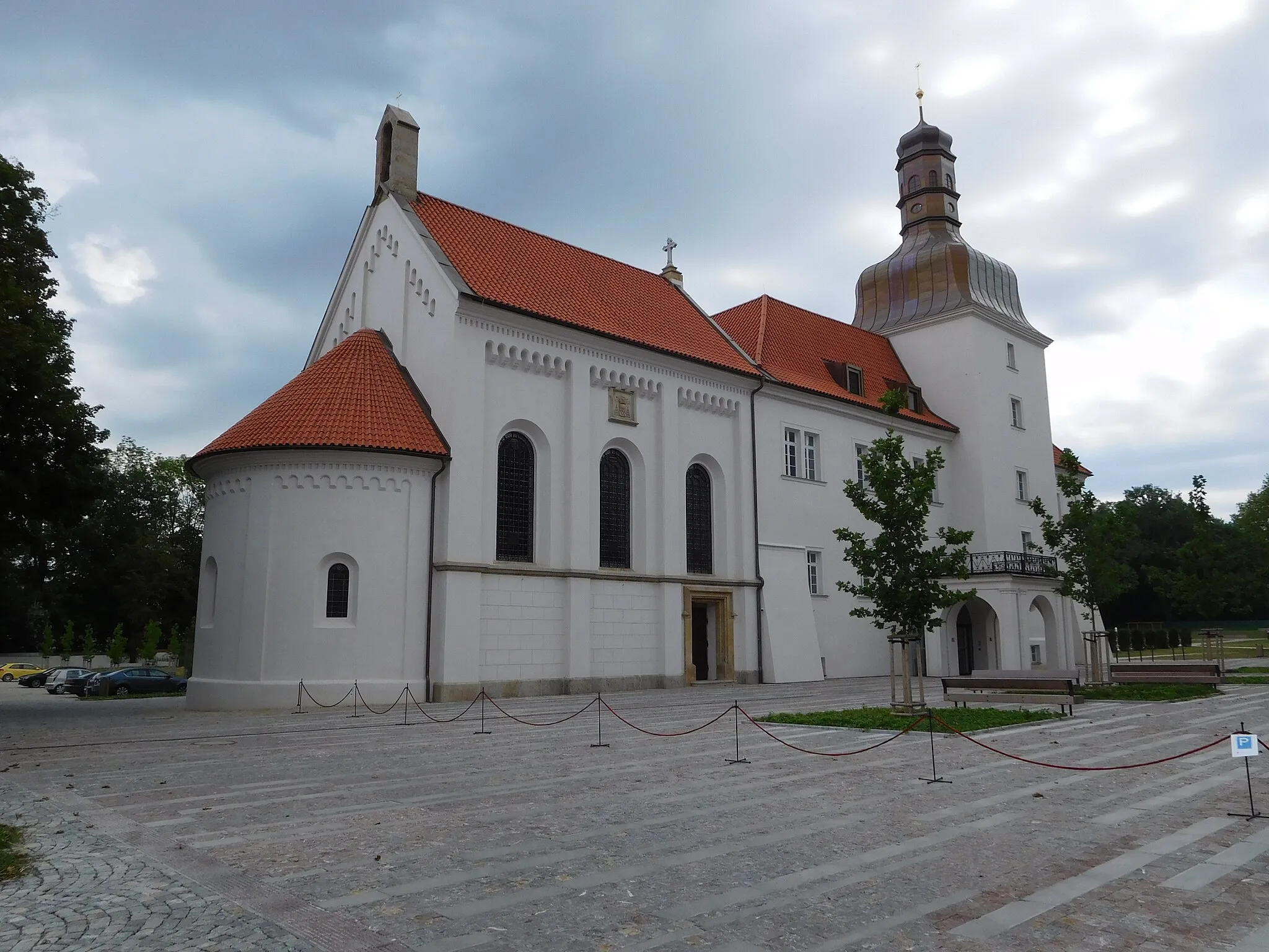 Photo showing: Dolní Břežany - kaple a zámek