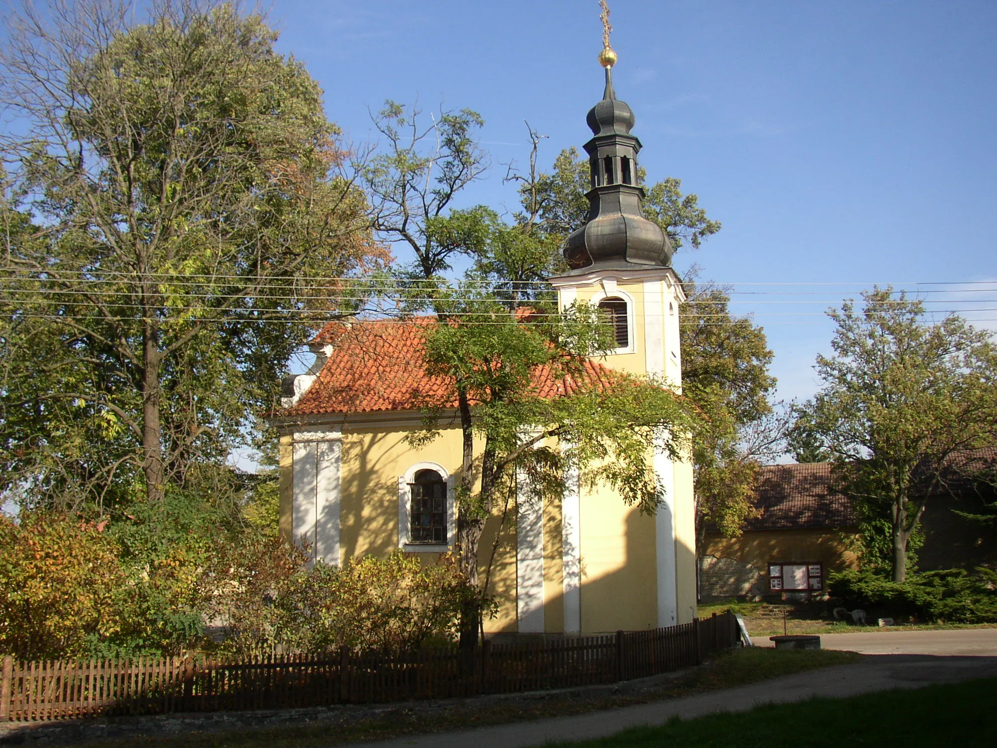 Photo showing: Dobrovíz, Prague-West District, Czech Republic. Chapel of Virgin Mary in centre of the village. A side view from WSW.