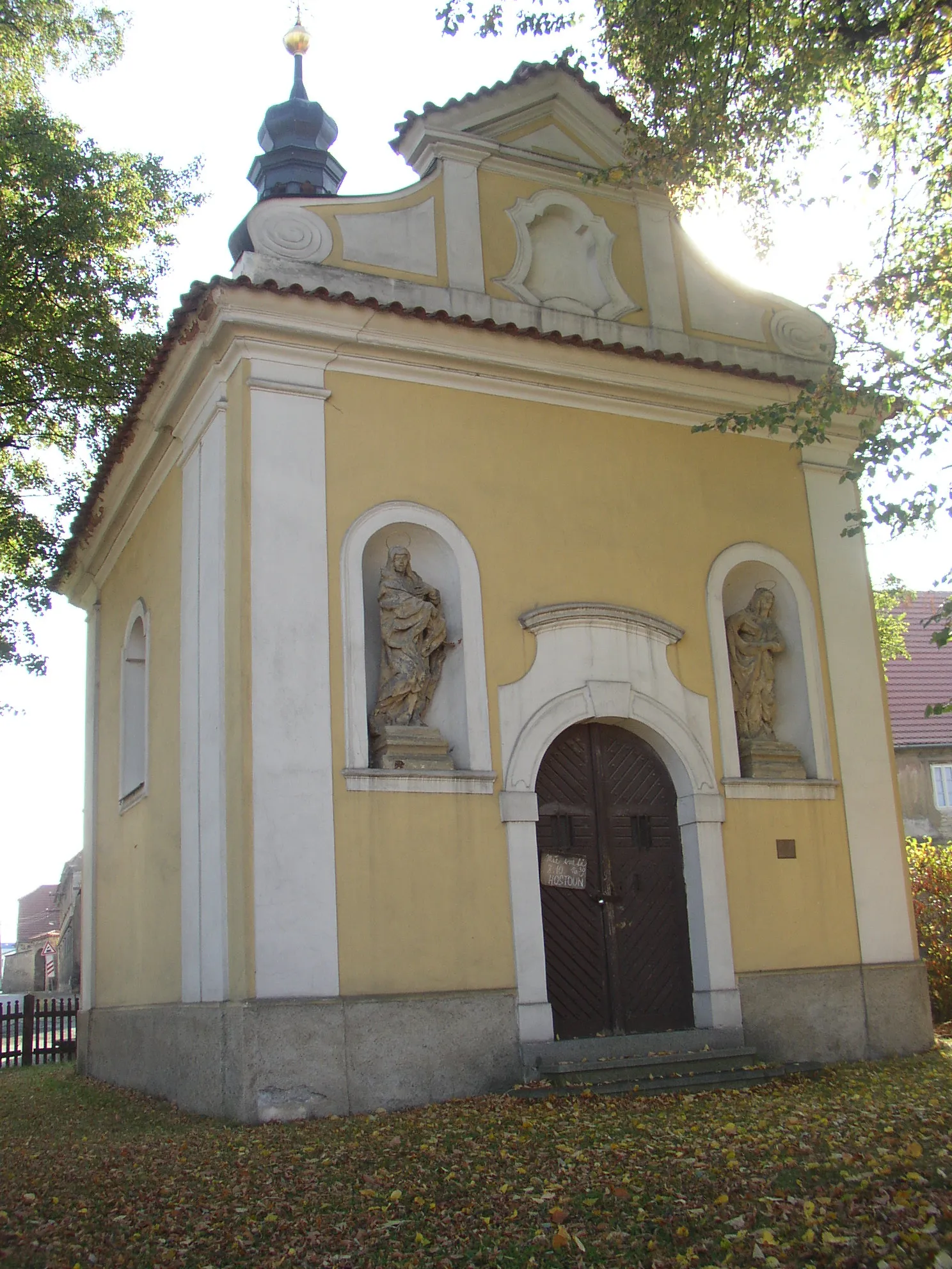 Photo showing: Dobrovíz, Prague-West District, Czech Republic. Chapel of Virgin Mary in centre of the village. A front view from the north.