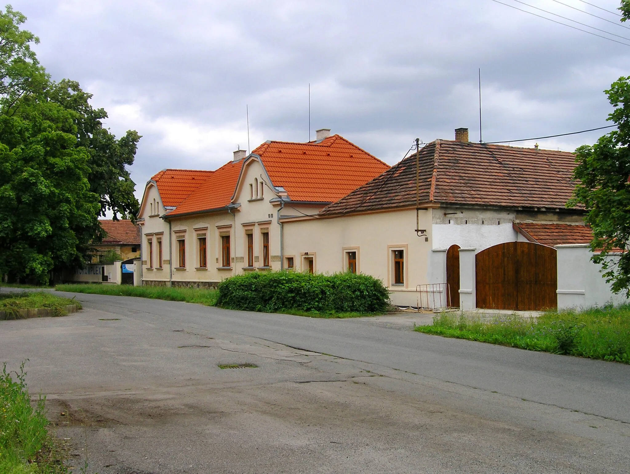 Photo showing: Former farm in Chrášťany, Czech Republic