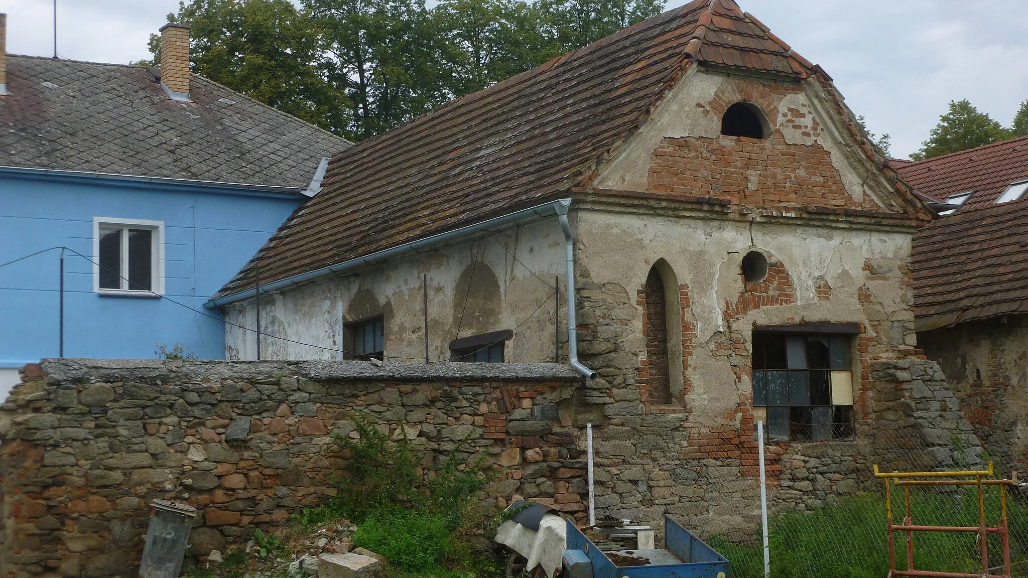 Photo showing: Former synagogue in the village of Zalužany, Central Bohemian Region, Czech Republic.