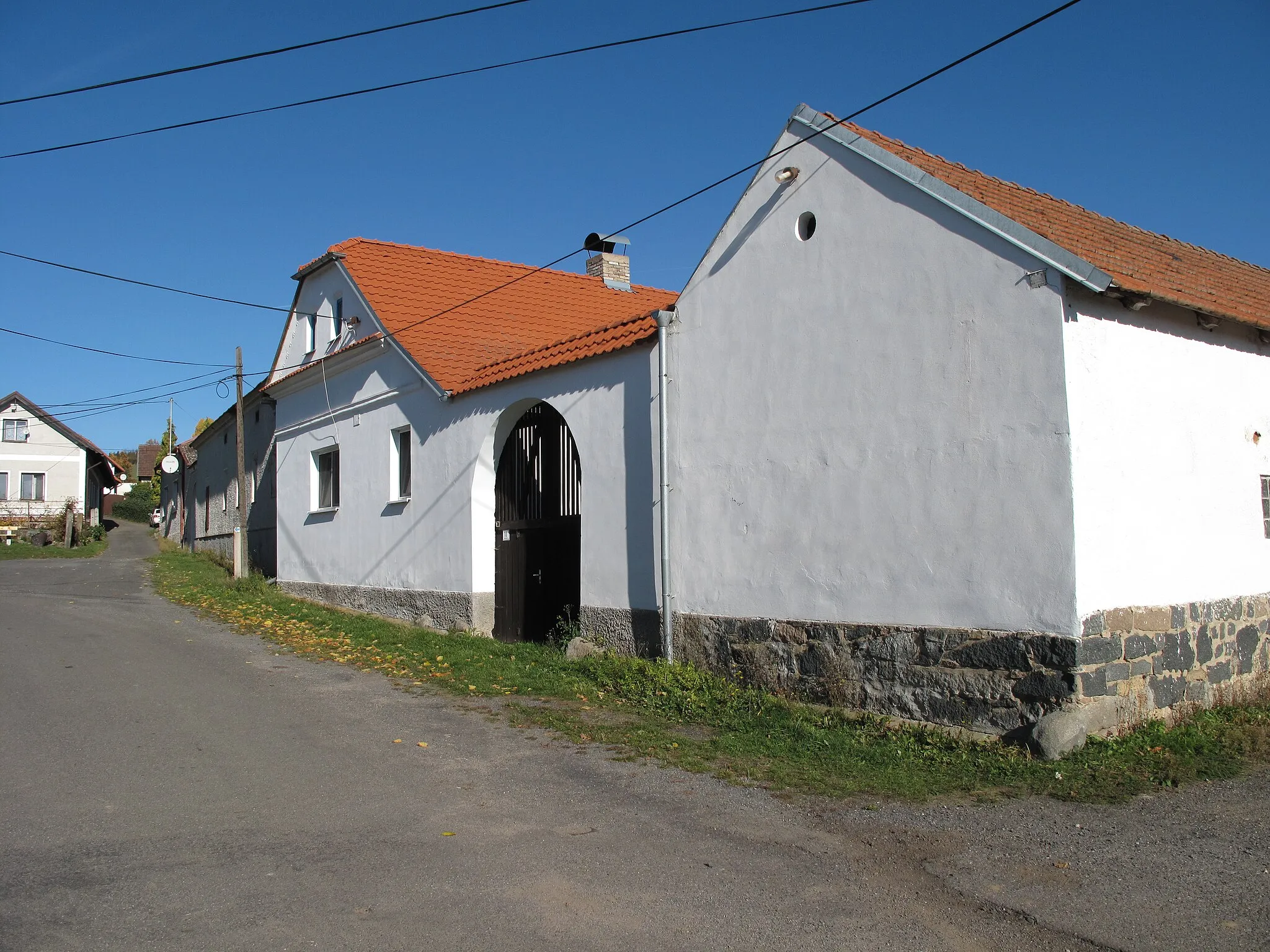 Photo showing: Housesin Vrančice. Příbram District, Czech Republic.