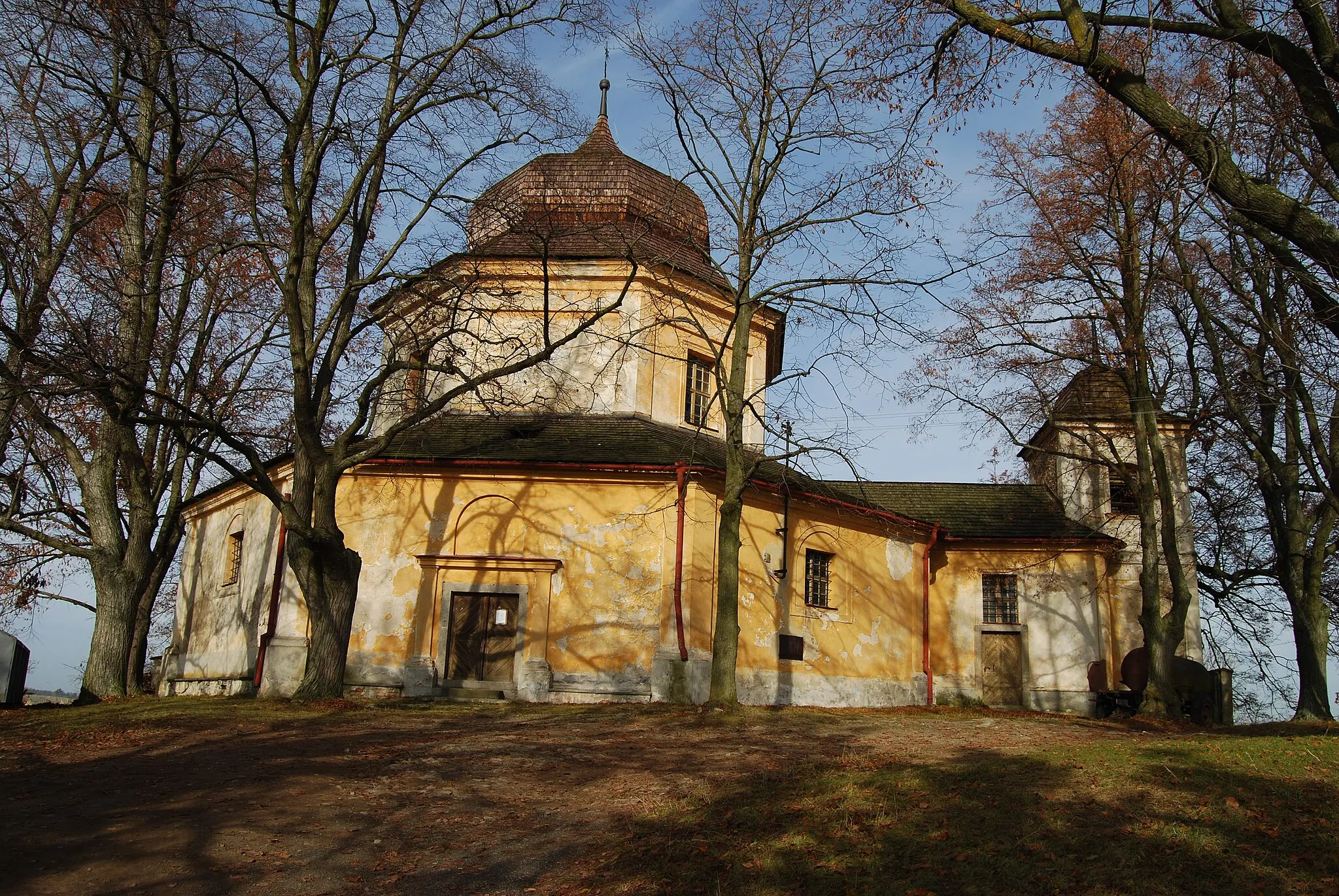 Photo showing: Church of Santa Barbara in Pročevily village in Příbram District, Czech Republic.