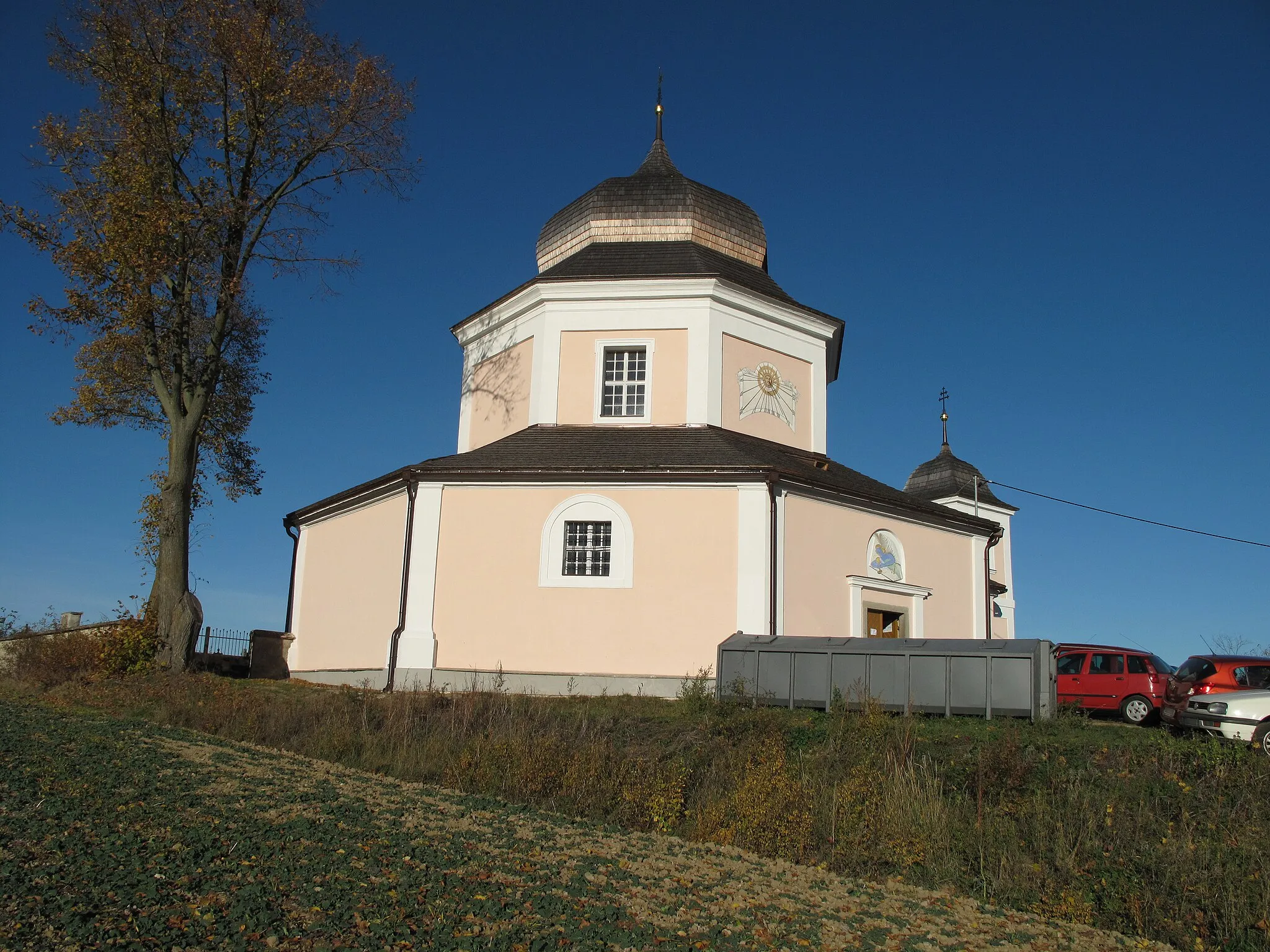 Photo showing: View of the church of Saint Barbara in Pročevile. Příbram District, Czech Republic.