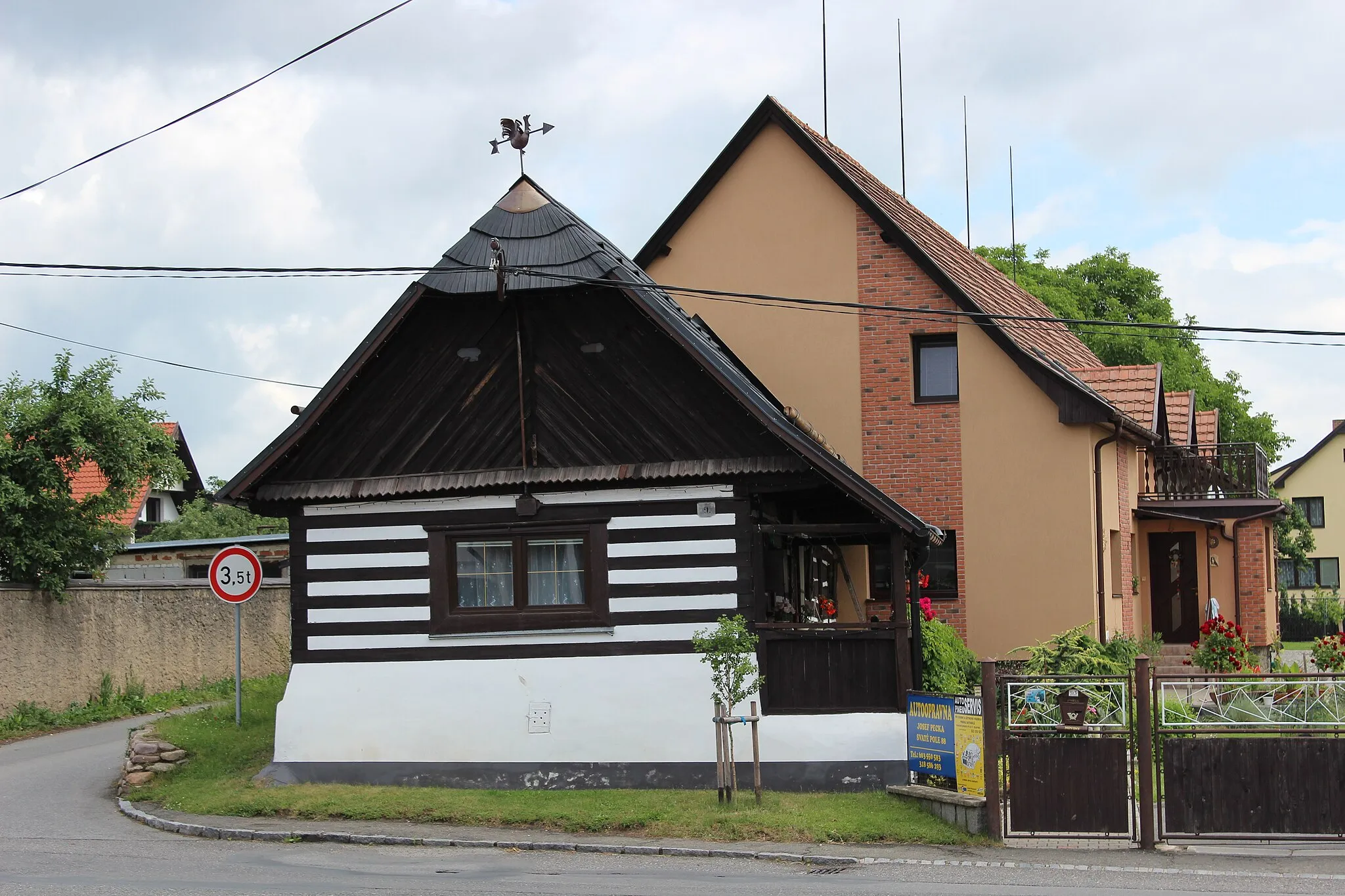 Photo showing: Roubenka ve vesnici. Svaté Pole. Okres Příbra. Česká republika.
