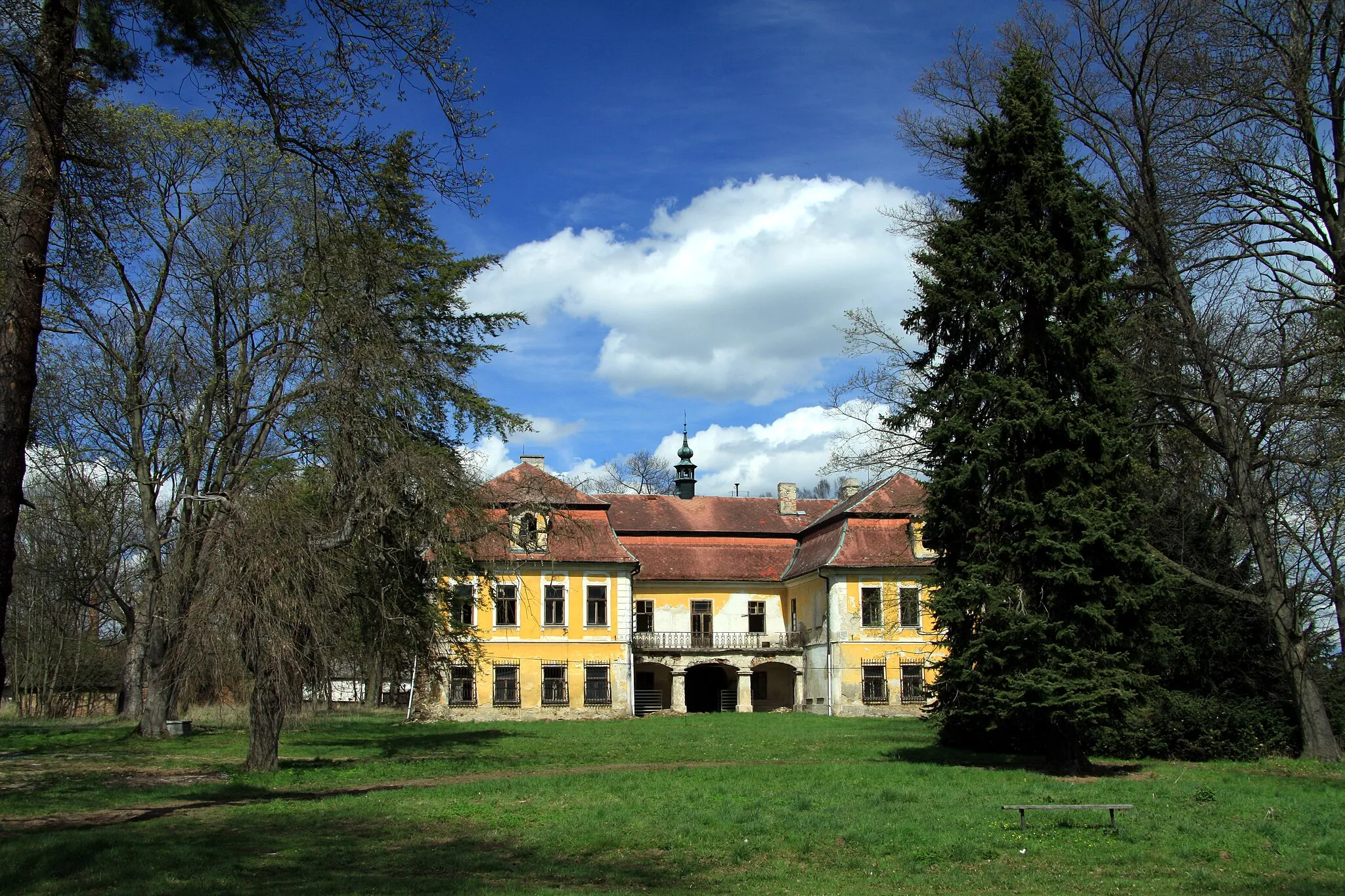 Photo showing: Baroque chateau in Smolotely village in Příbram District, Czech Republic