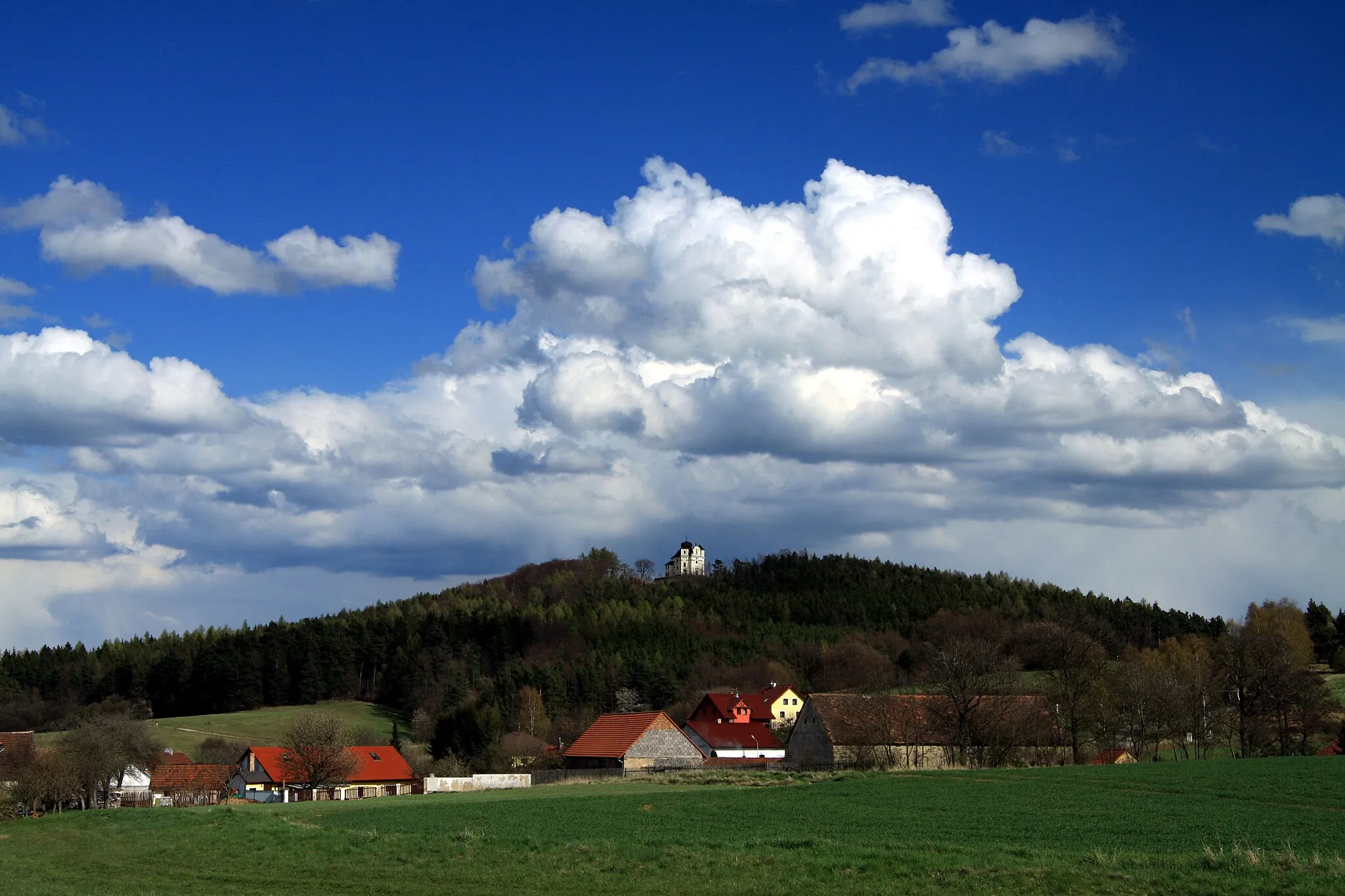 Photo showing: View of Smolotely village and Maková Hill in Příbram District, Czech Republic