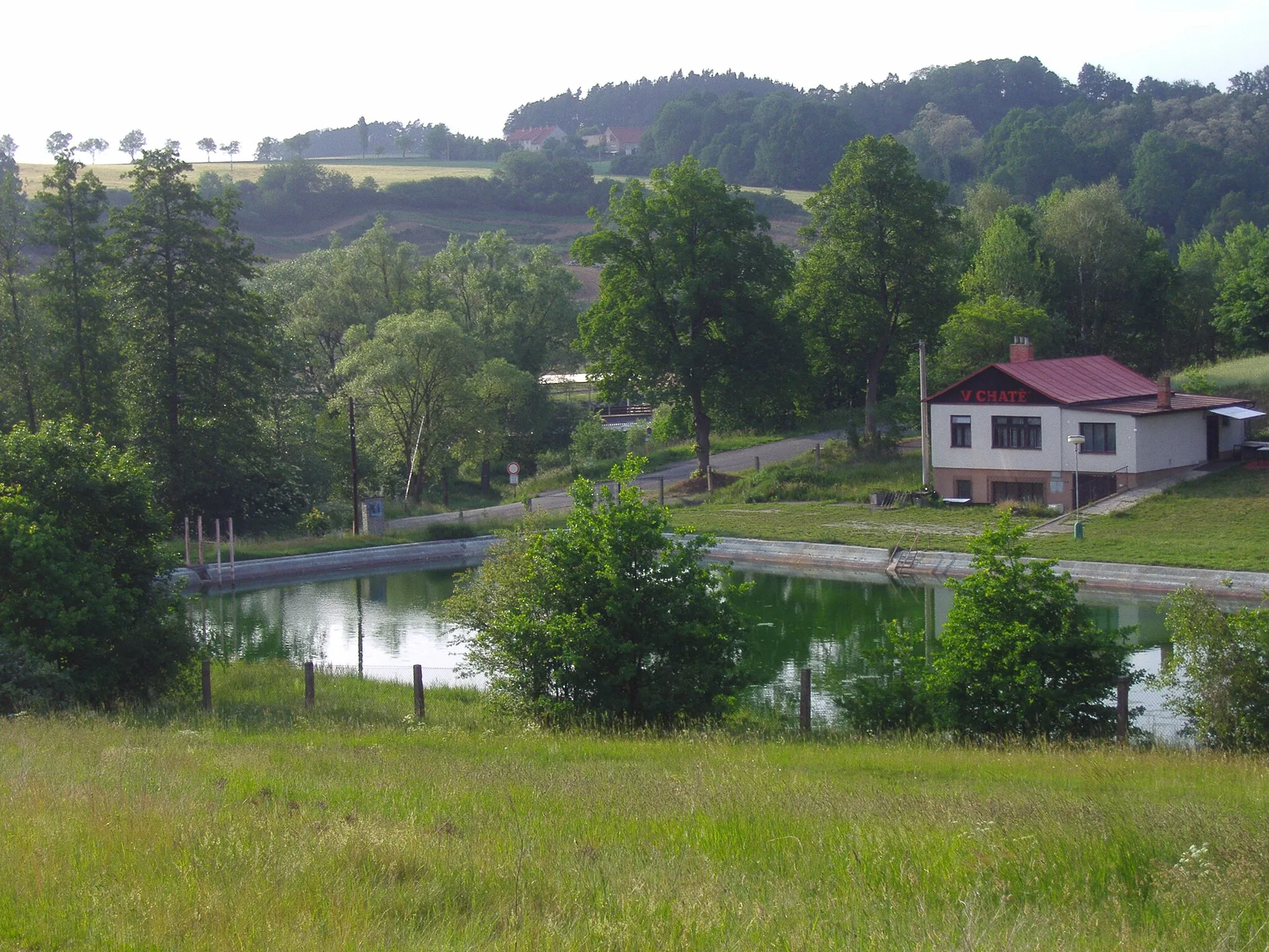 Photo showing: Bývalé koupaliště v Sedlčanech. V pozadí je možné zahlédnout rallyecrossové závodiště.