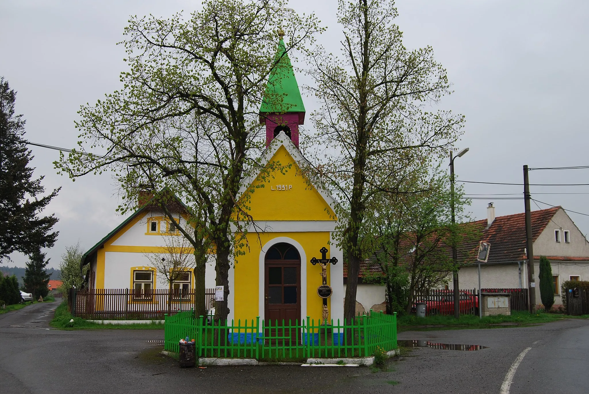 Photo showing: Návesní kaple s křížem. Rybníky (okres Příbram). Česká republika.