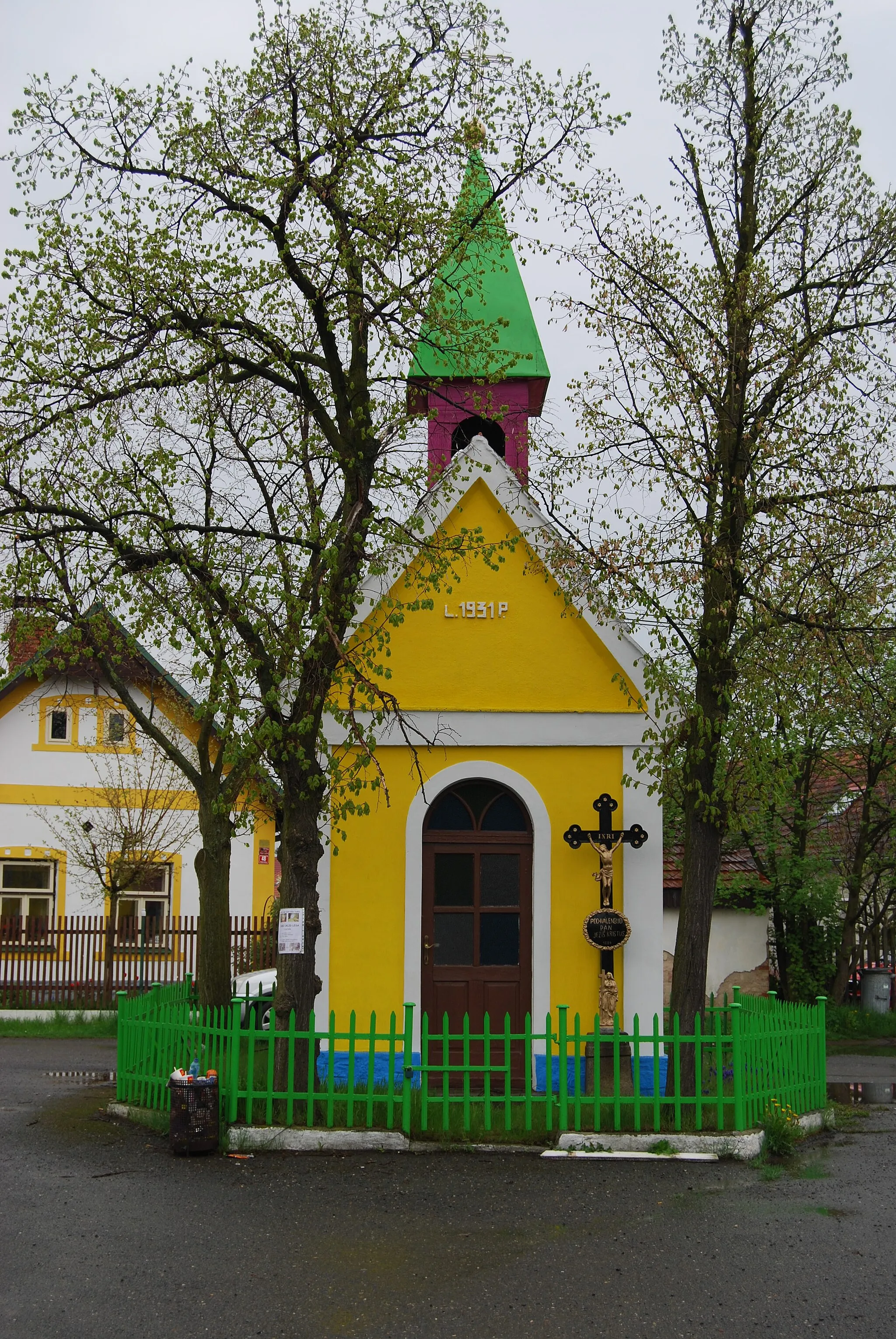 Photo showing: Návesní kaple s křížem. Rybníky (okres Příbram). Česká republika.