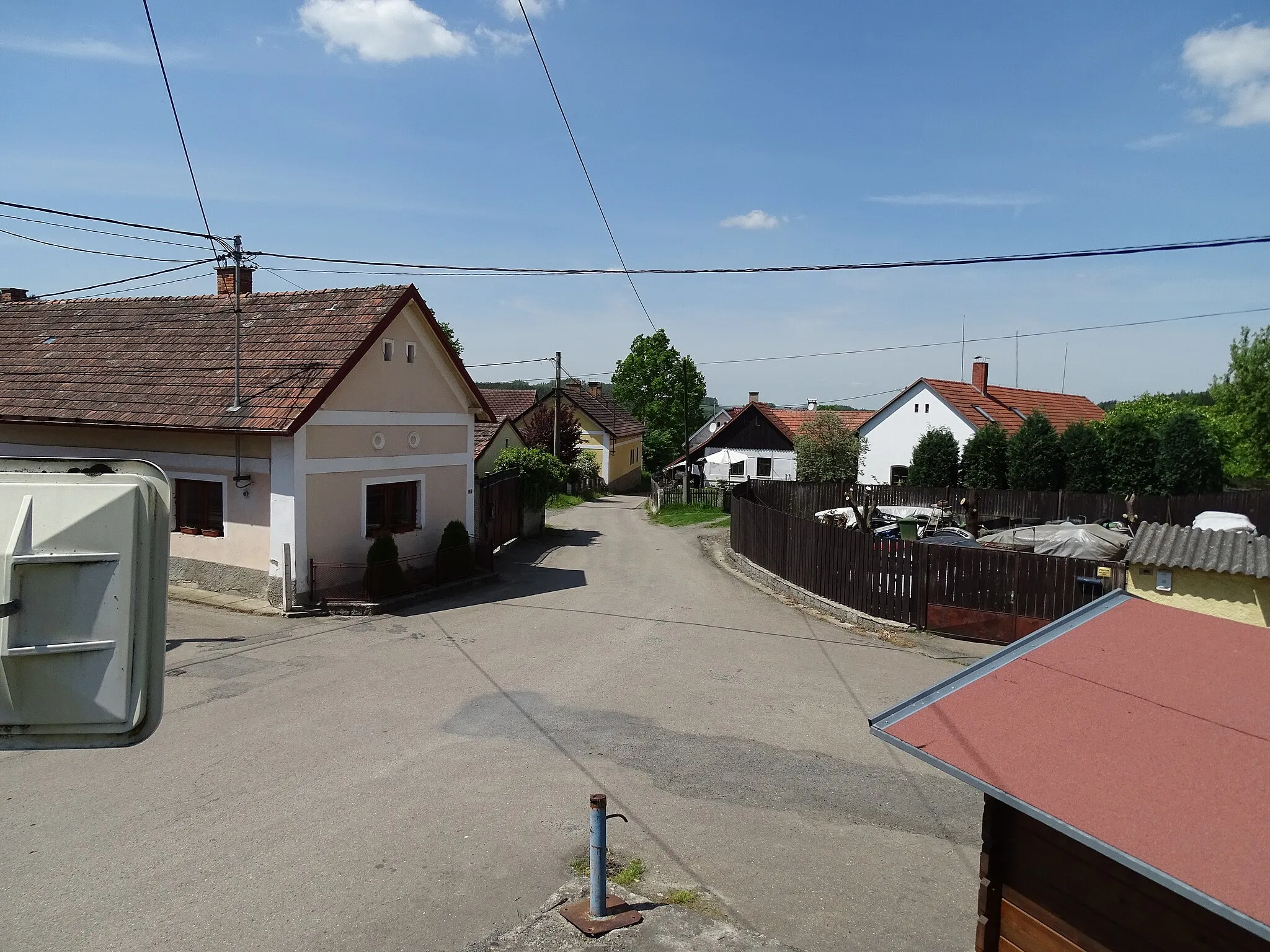 Photo showing: Prosenická Lhota-Suchdol, Příbram District, Central Bohemian Region, Czech Republic. Houses no. 30, 10, E9, 40.