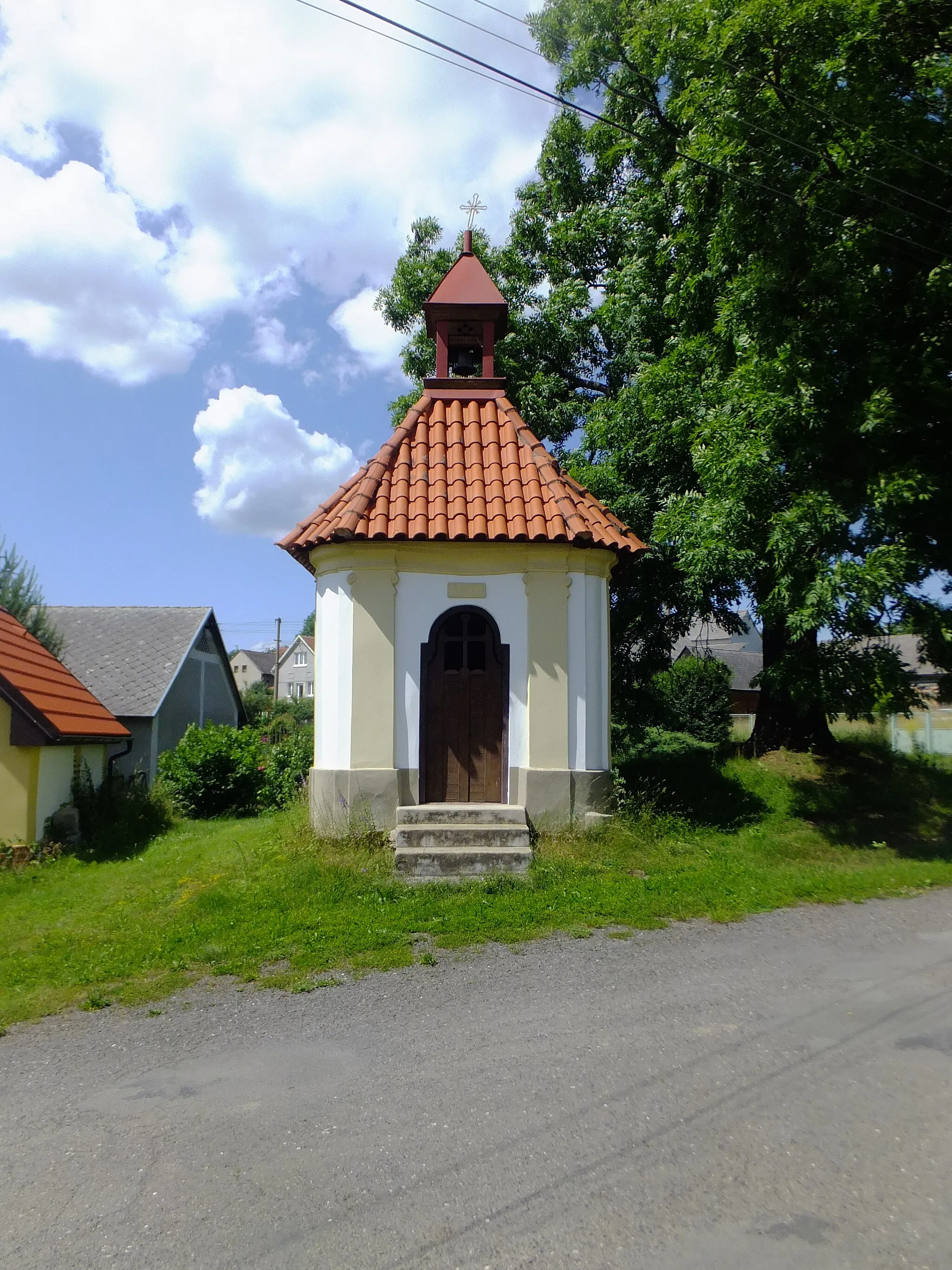 Photo showing: Chapel on the square in Krámy