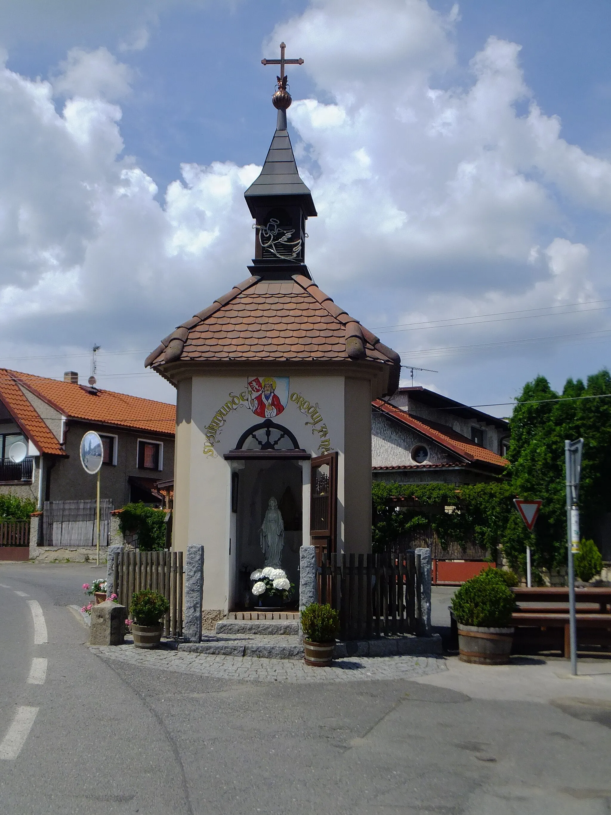 Photo showing: Chapel on the square in Malá Hraštice