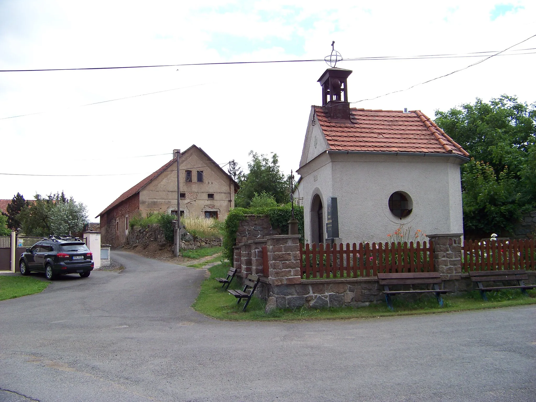 Photo showing: Lešetice, Příbram District, Central Bohemian Region, the Czech Republic. Sacred Heart Chapel and house No. 21.