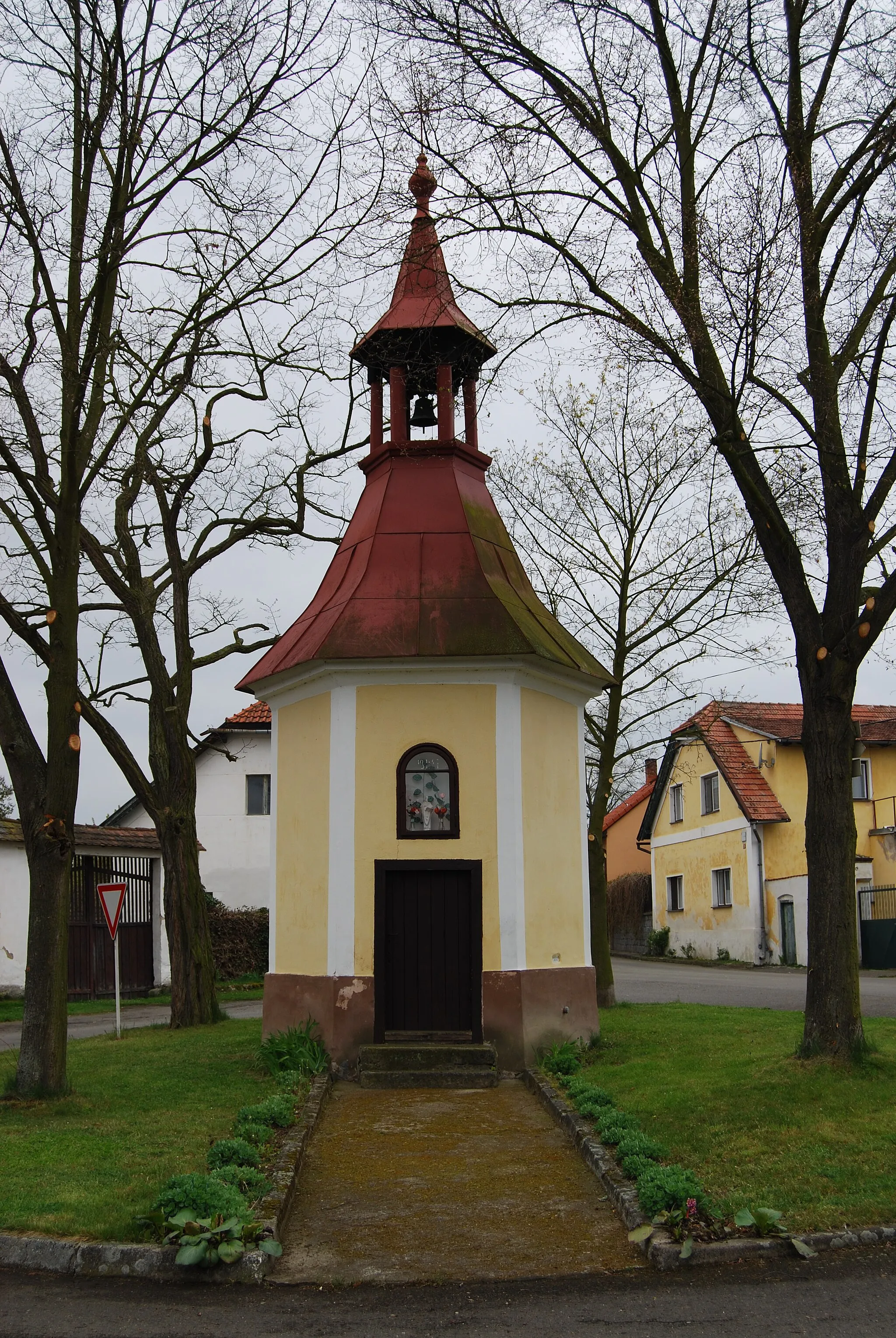 Photo showing: Kaple na návsi. Křepenice na Sedlčansku v okrese Příbram. Česká republika.