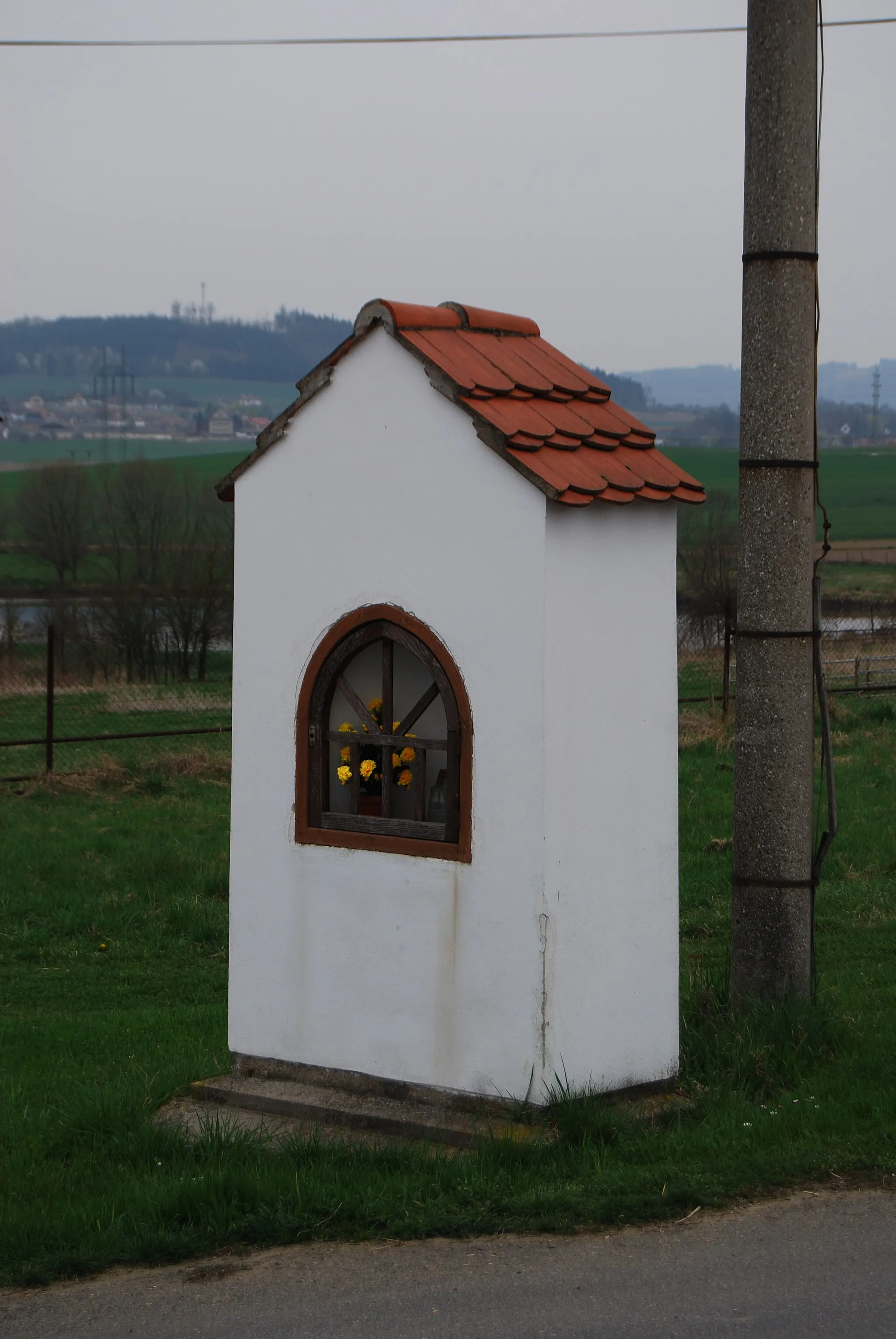 Photo showing: Výklenková kaple u komunikace mezi obcí Kňovice a Kňovičky. Kňovičky - část obce Kňovice v okrese Příbram. Česká republika.