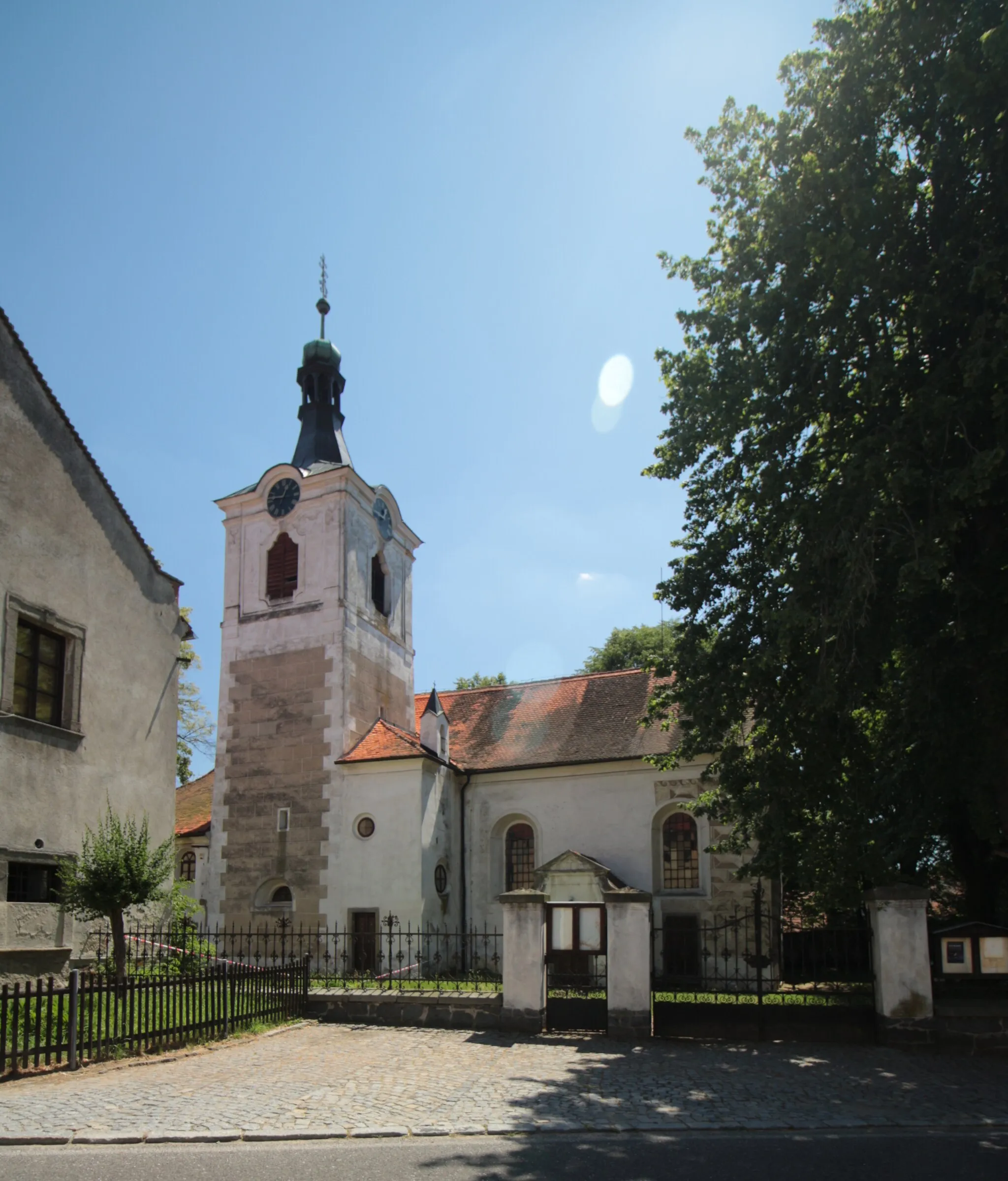 Photo showing: Kosova Hora, kostel sv. Bartoloměje a fara