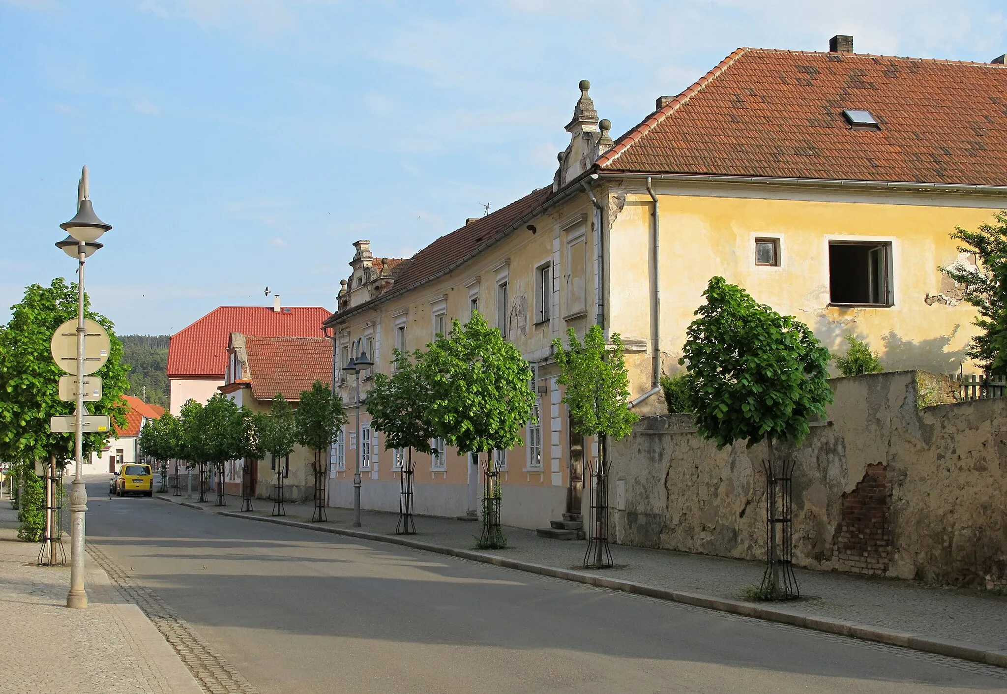 Photo showing: old buildings along the main street in Kamýk nad Vltavou, Příbram District