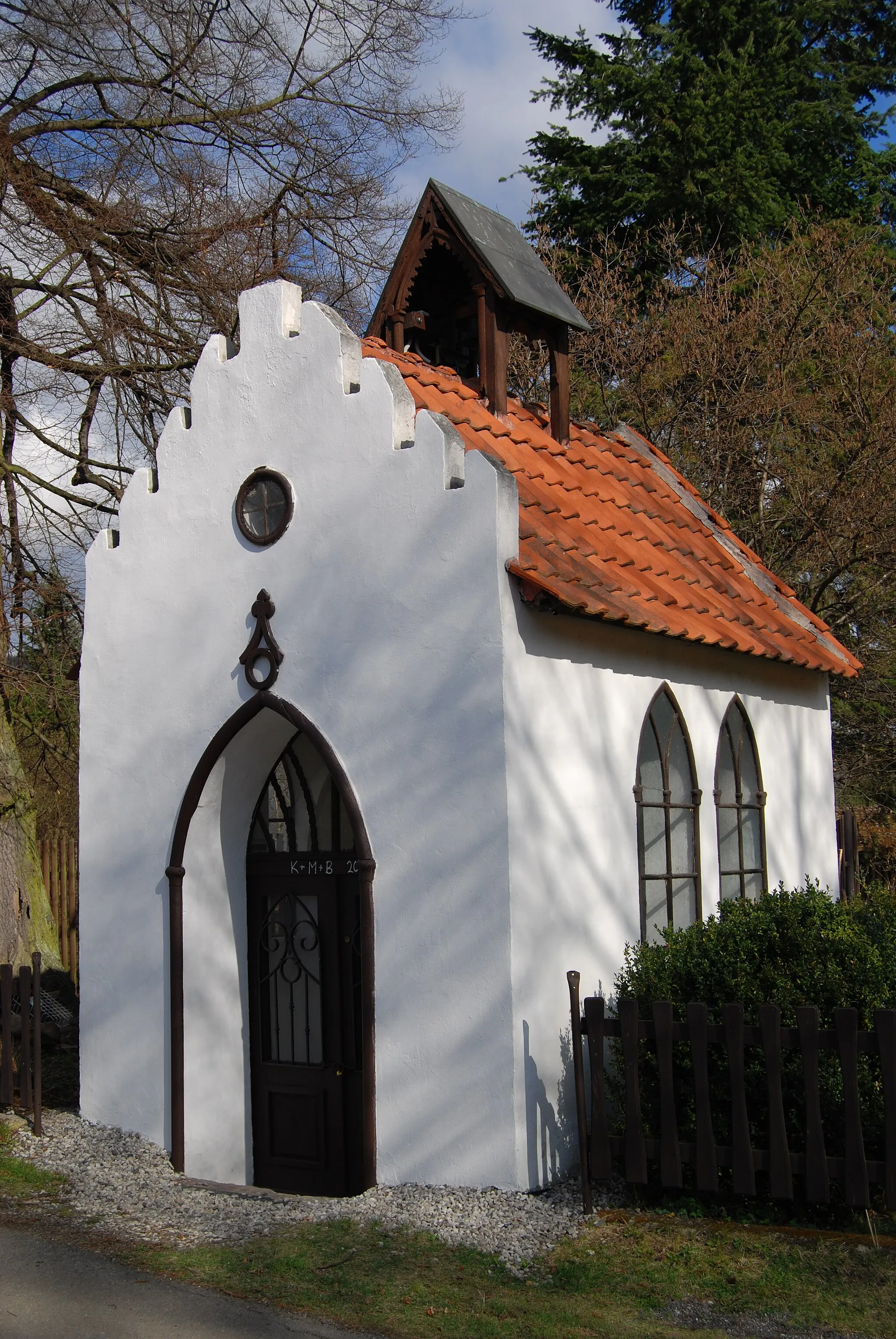Photo showing: Návesní kaple. Rejkovice je vesnice, část městyse Jince v okrese Příbram. Česká republika.