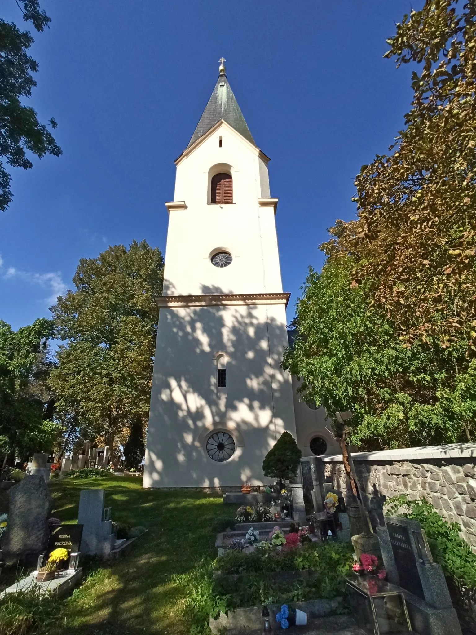 Photo showing: Front view from the cemetery to the tower of the Holy Trinity Church in Hluboš, Příbram district